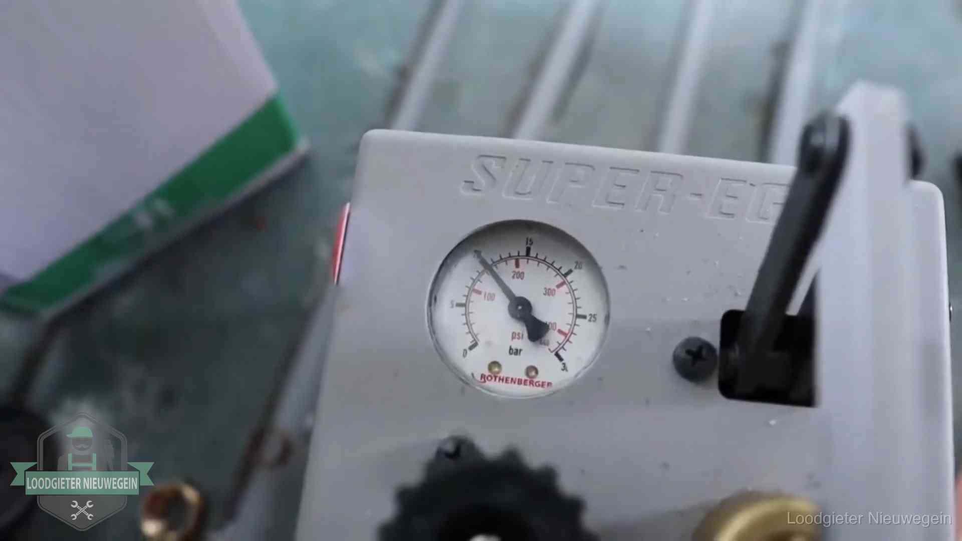 Verzekerd en aansprakelijk in Nieuwegein Manometer van een afperspomp bij controle van nieuw leidingwerk in Nieuwegein