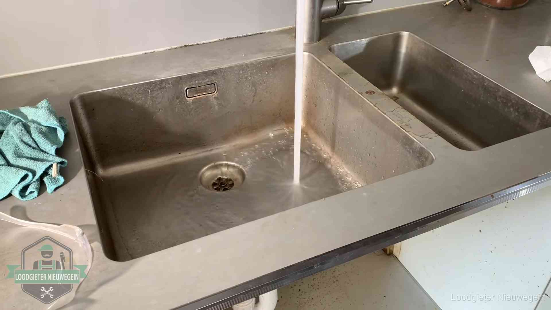 Doorstroomtest van de afvoer bij een gootsteen in Nieuwegein