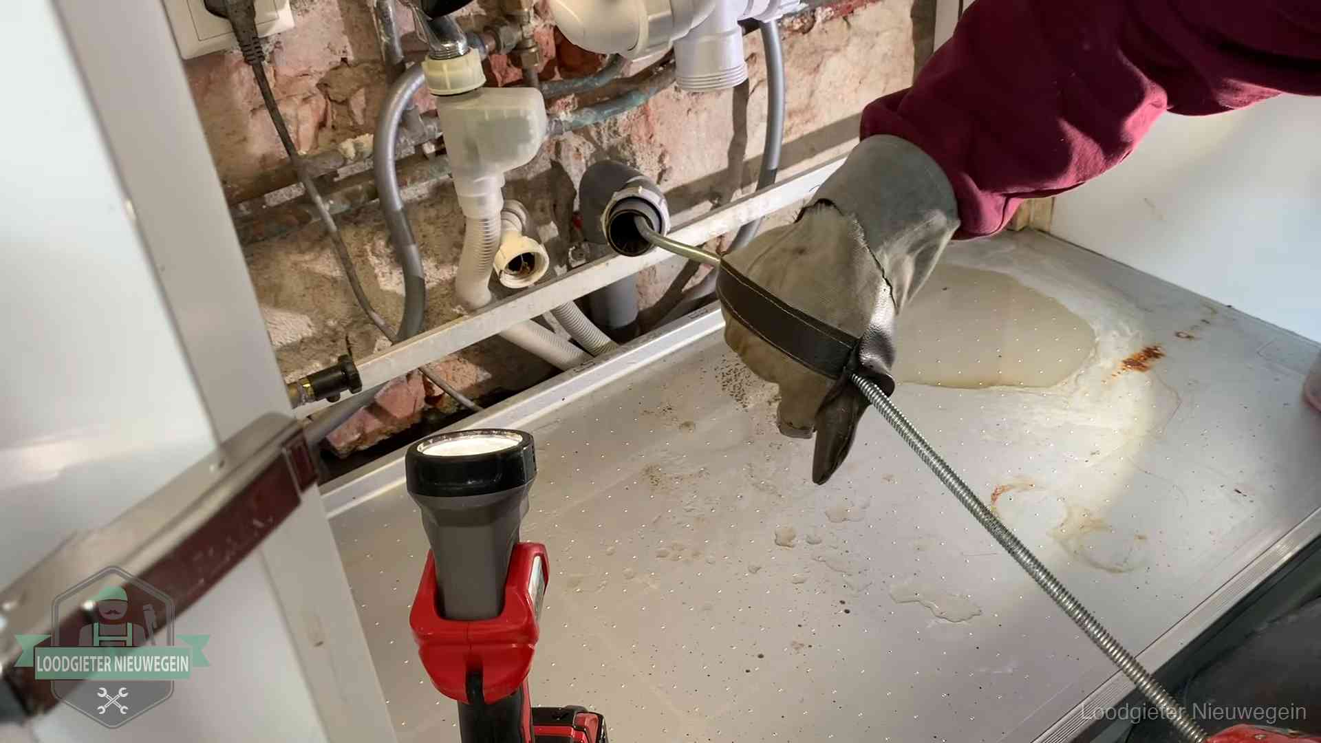 Ontstoppingsveer wordt preventief door een afvoeraansluiting gehaald in Nieuwegein