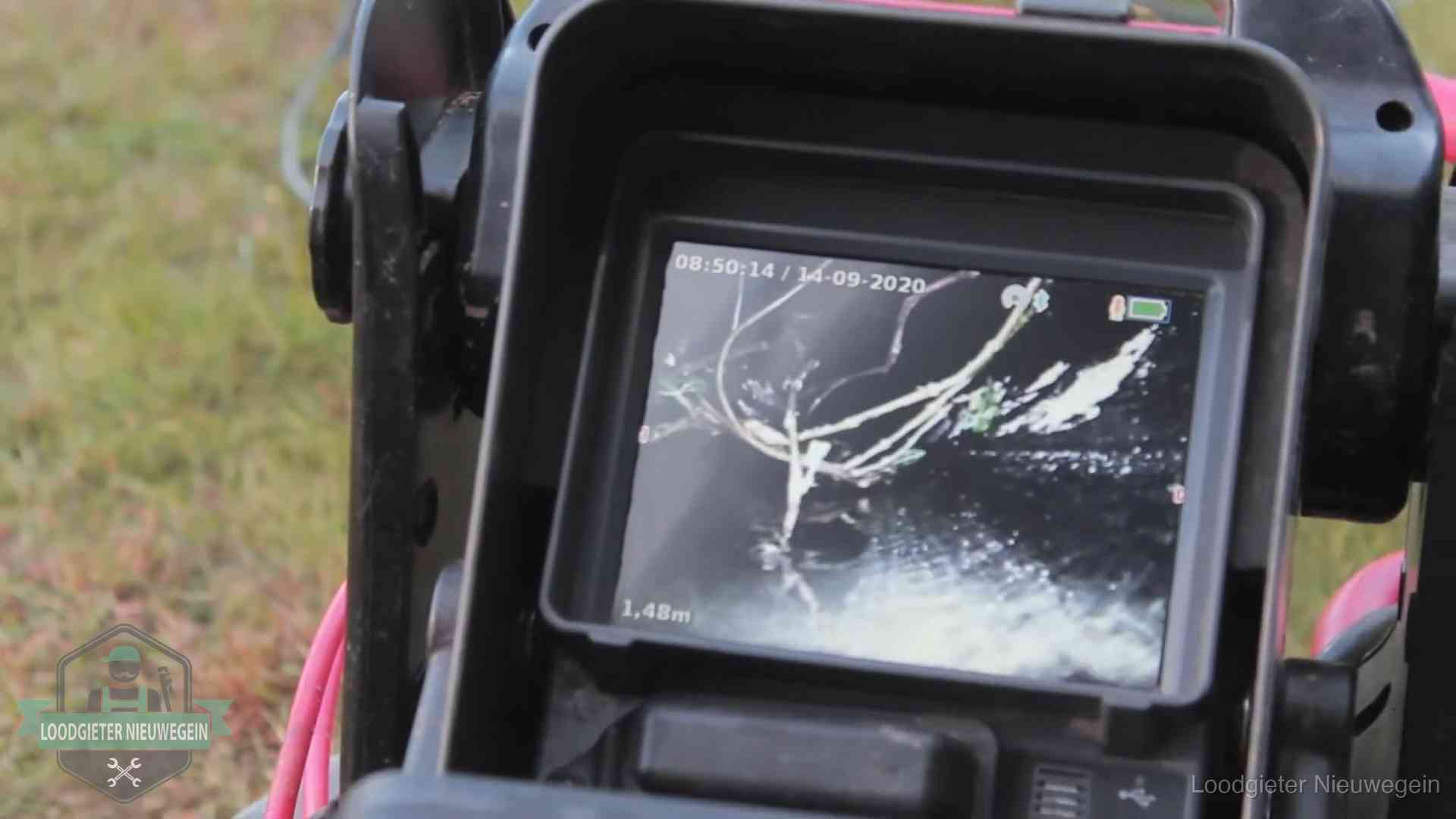 Monitor van een rioolcamera toont wortelingroei in de rioolbuis bij een woning in Nieuwegein