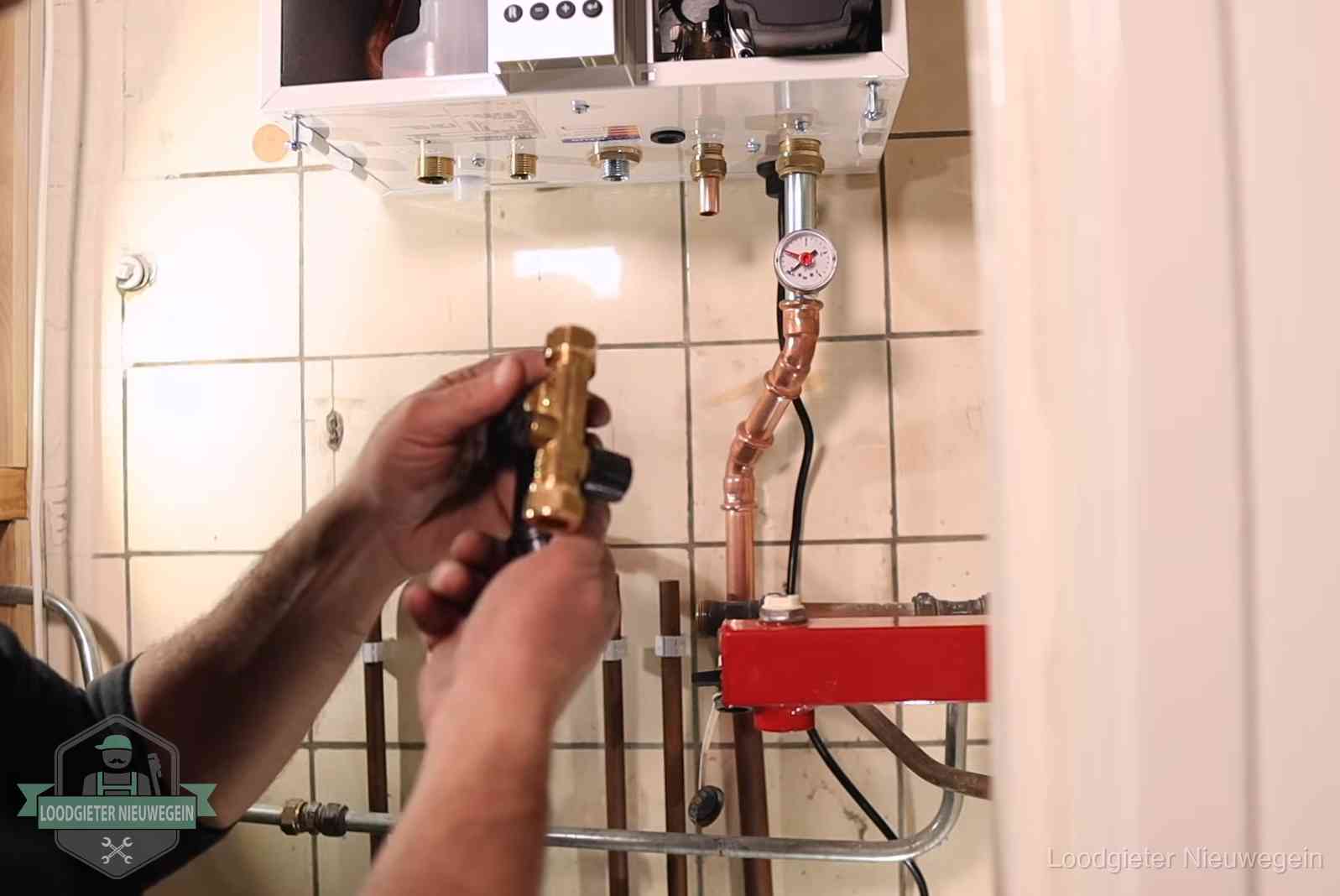 Vulkraan en manometer onder een cv-ketel voor het bijvullen van de waterdruk in Nieuwegein