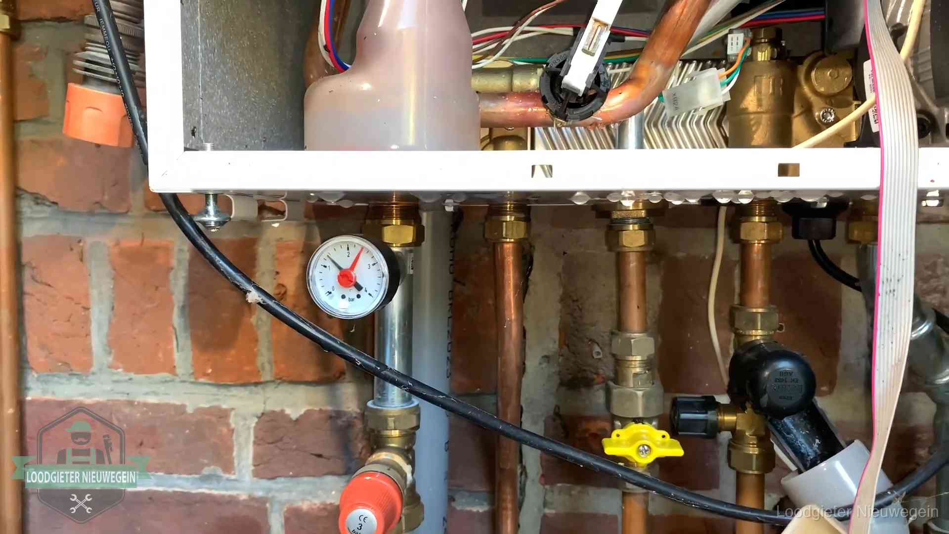 Manometer en aansluitleidingen onder een cv-ketel in Nieuwegein bij controle op drukverlies
