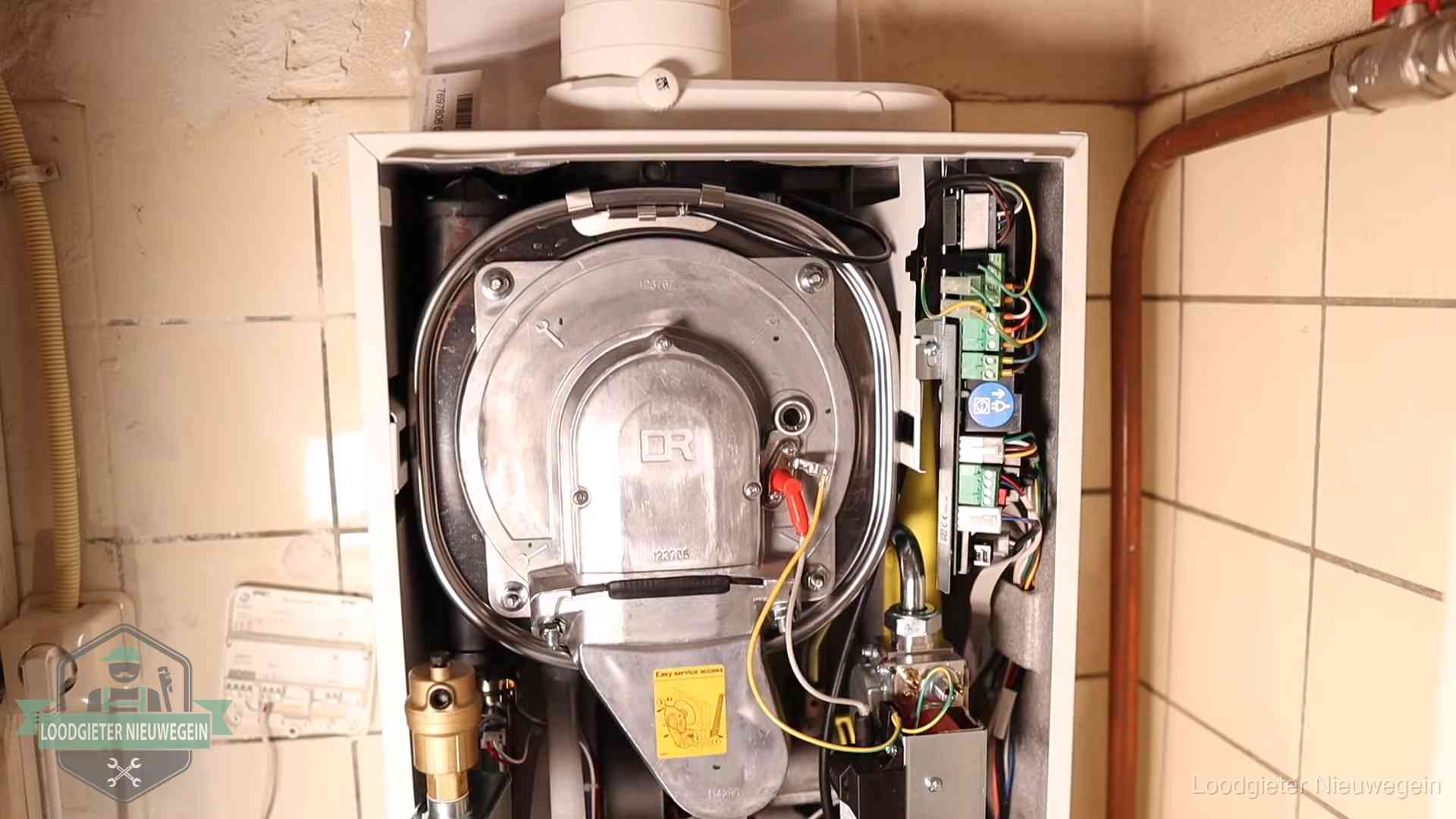 Geopende cv-ketel met warmtewisselaar tijdens periodiek onderhoud in Nieuwegein
