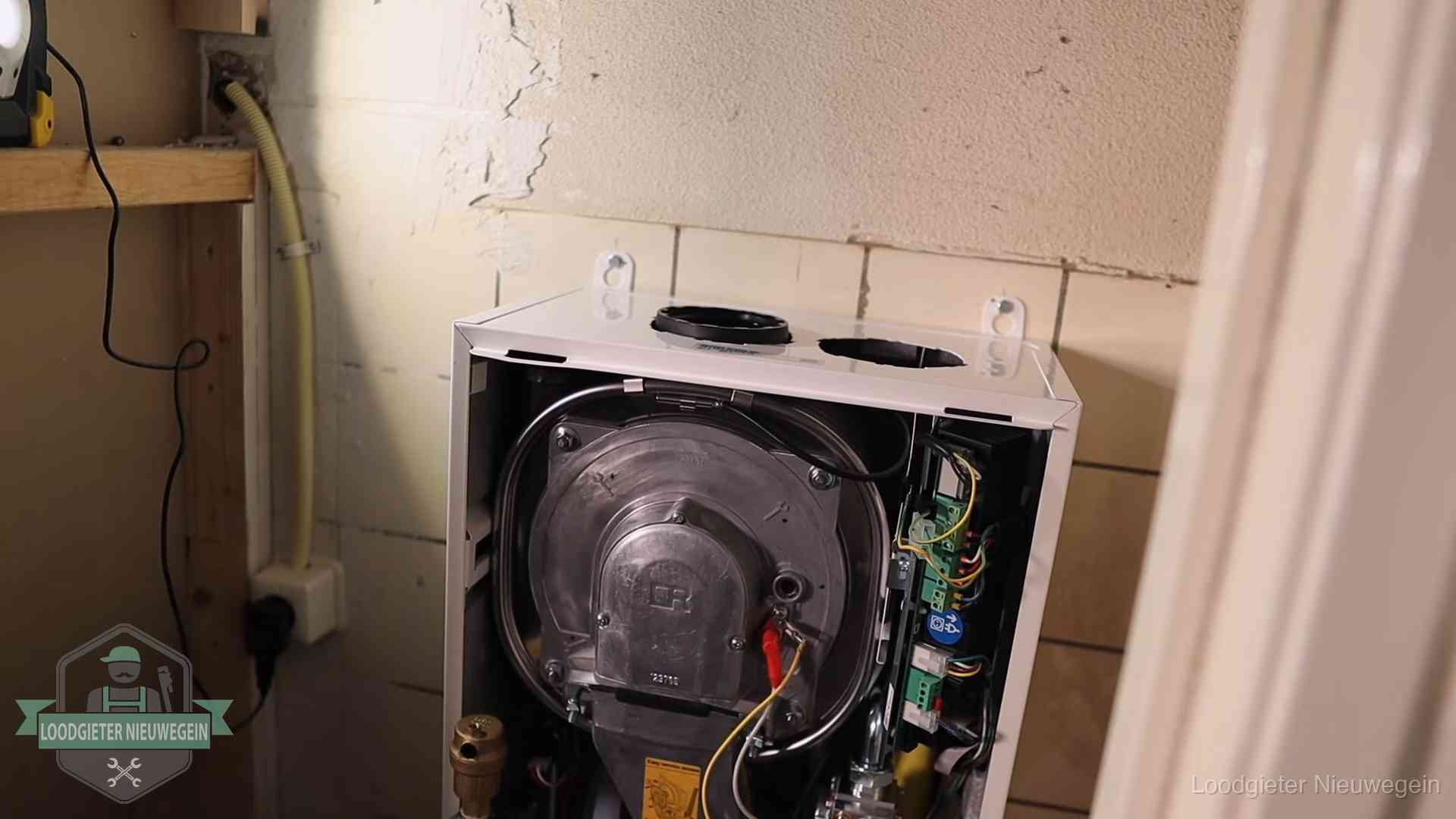 Geopende cv-ketel tijdens een onderhoudsbeurt in Nieuwegein, met brander en warmtewisselaar zichtbaar