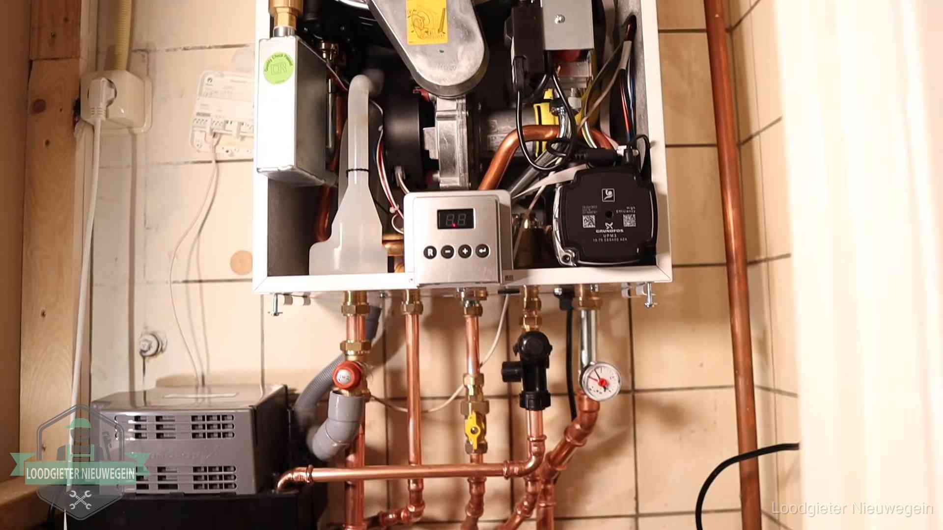 Geopende cv-ketel met brander en cv-pomp tijdens een onderhoudsbeurt in Nieuwegein