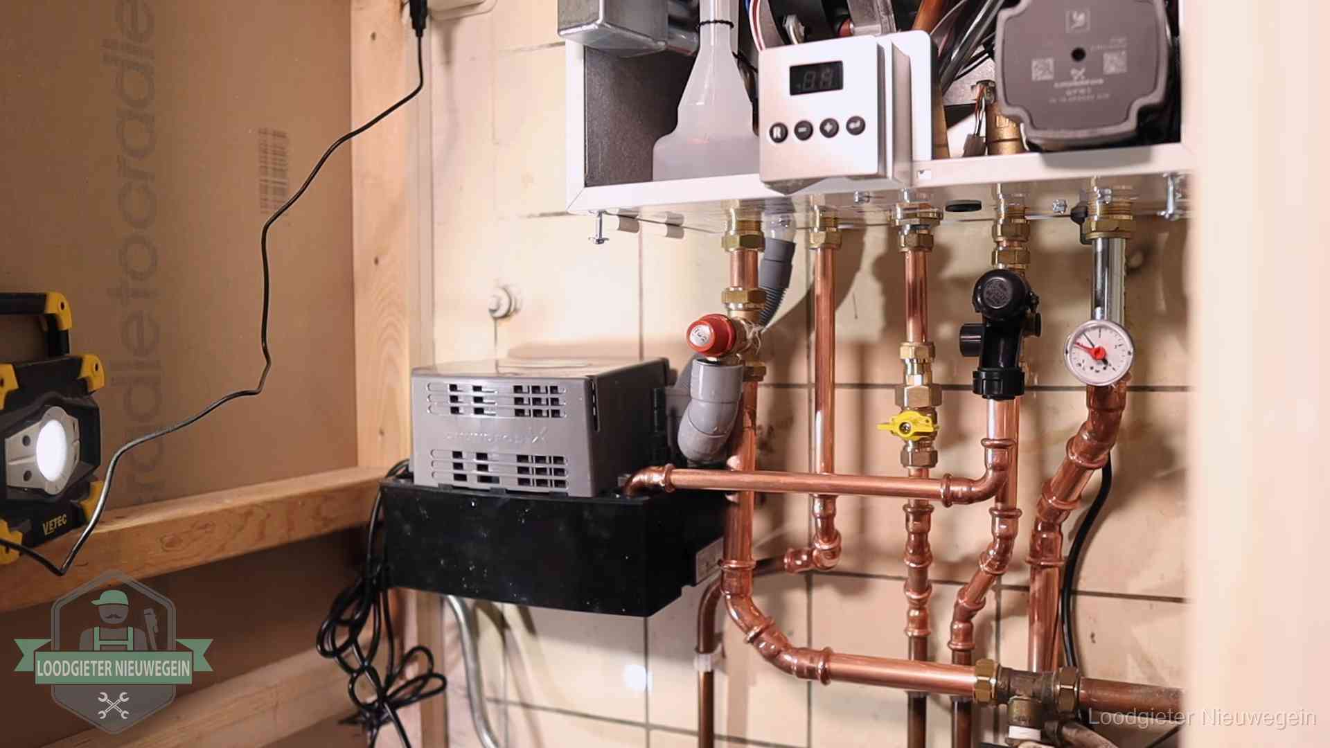 Nieuw koperen leidingwerk met pomp en manometer onder een vervangen cv-opstelling in Nieuwegein