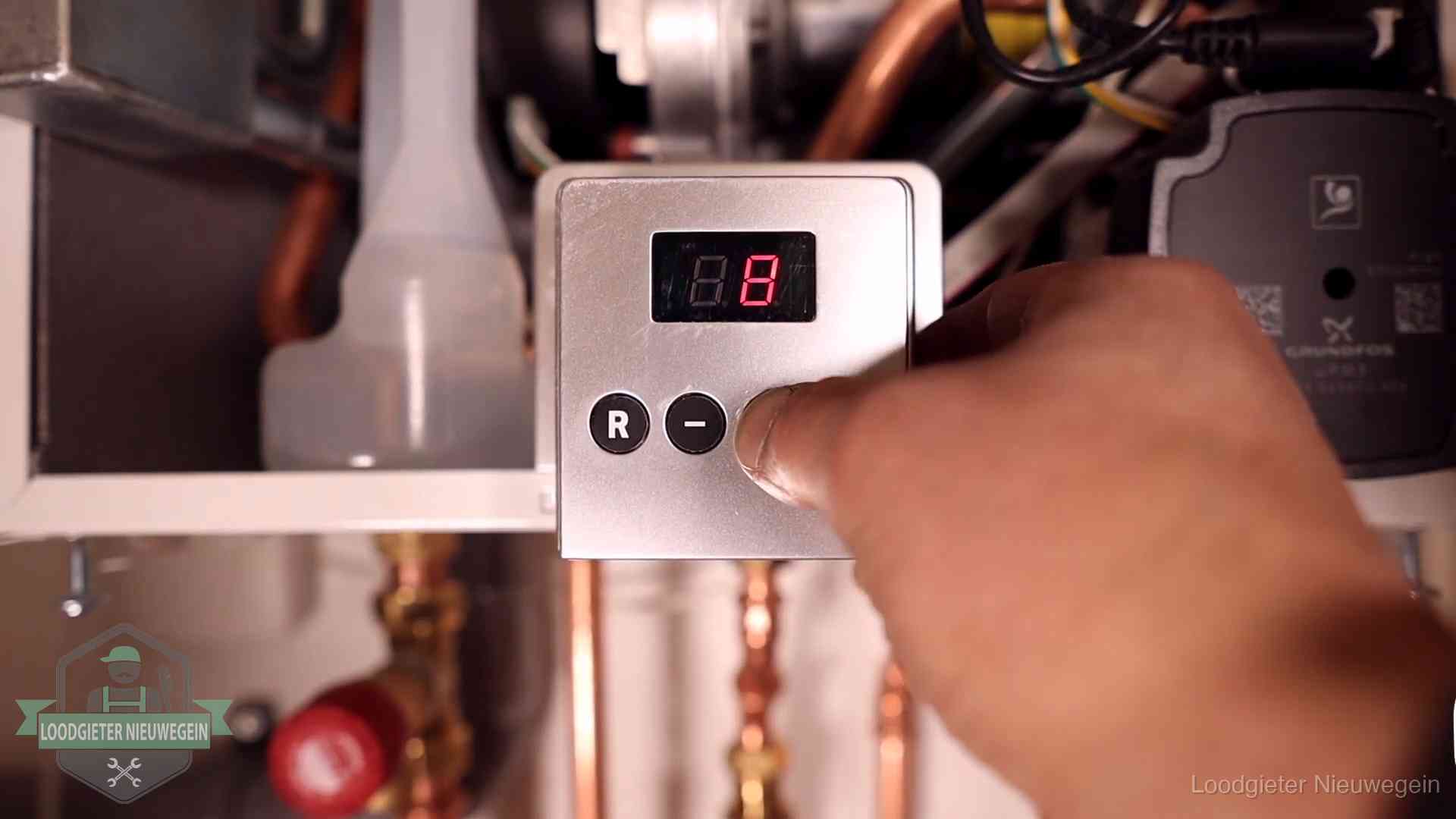 Monteur bedient het display van een cv-ketel bij een storing in Nieuwegein