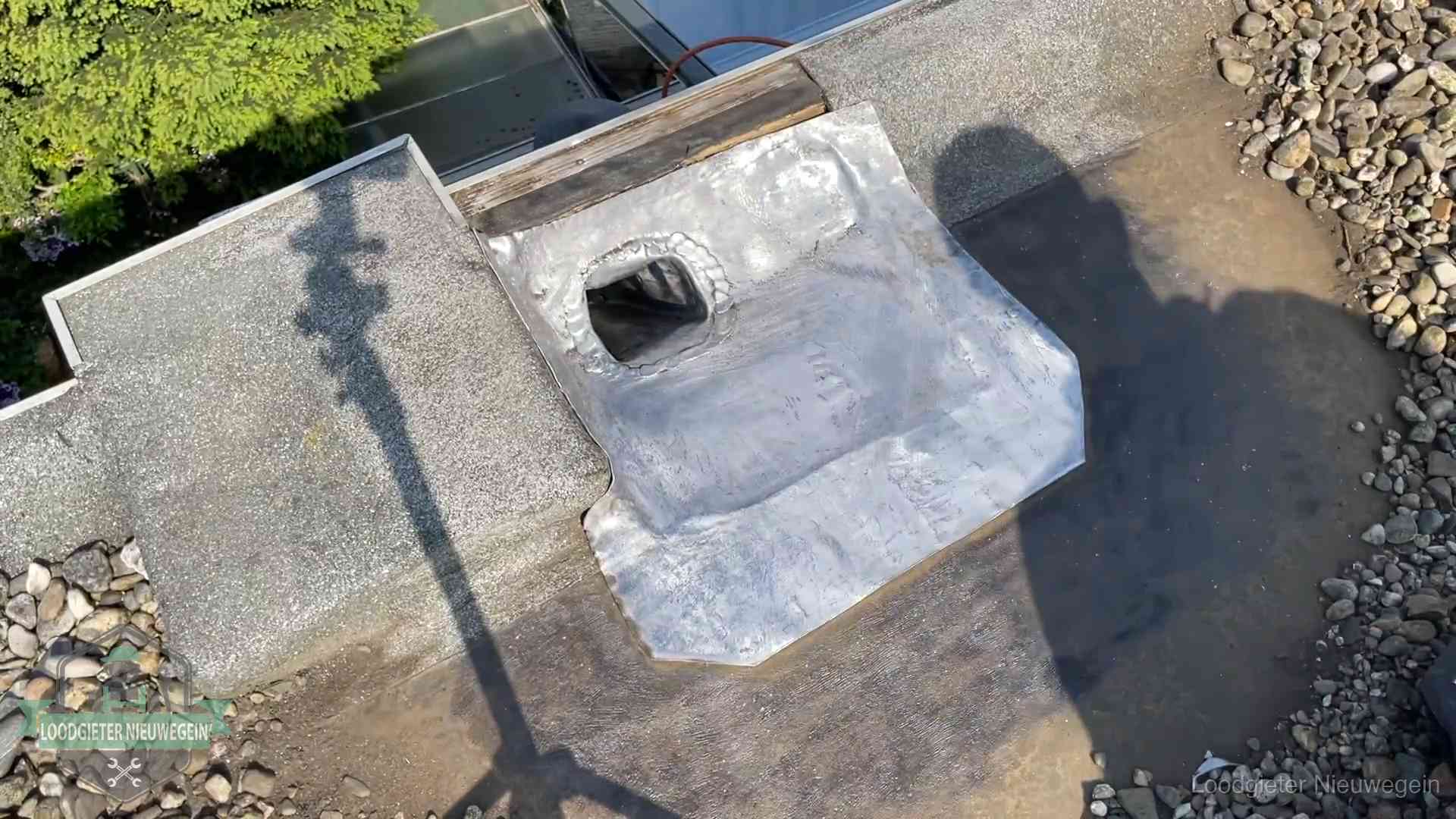 Noodafdichting bij daklekkage in Nieuwegein Vers afgedichte dakdoorvoer met lood en zink op een plat dak in Nieuwegein