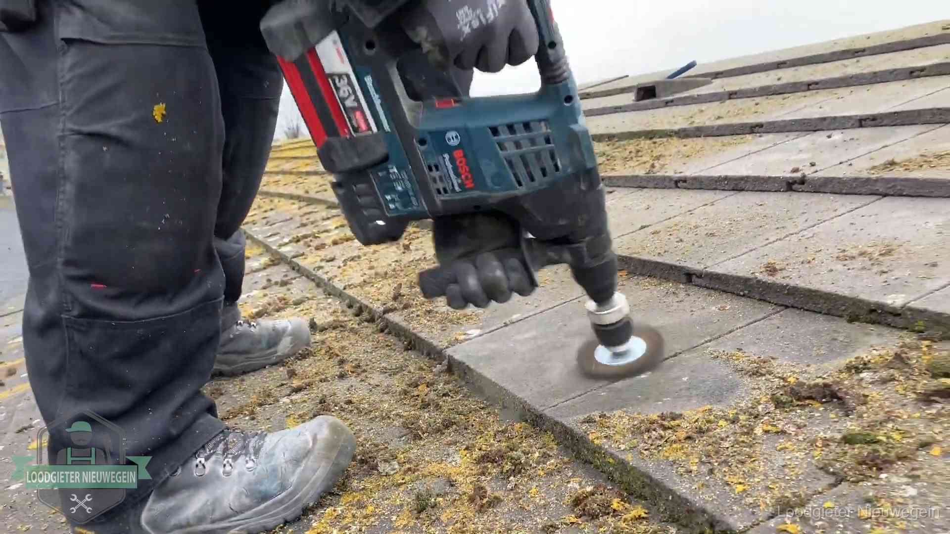 Dakonderhoud en preventie in Nieuwegein Betonnen dakpannen worden machinaal gereinigd tijdens dakonderhoud in Nieuwegein