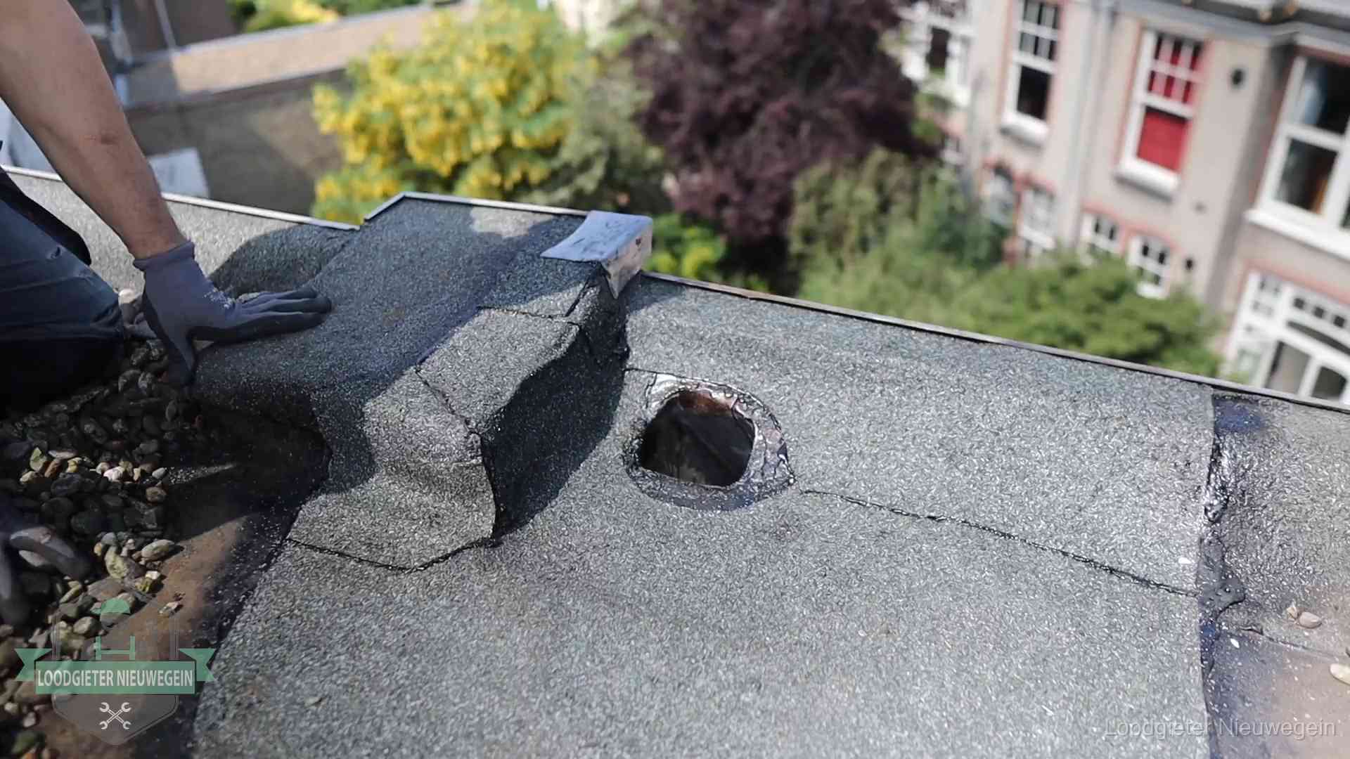 Daklekkage-inspectie op een plat dak in Nieuwegein Loodgieter inspecteert een beschadigd bitumen plat dak tijdens een daklekkage-inspectie in Nieuwegein