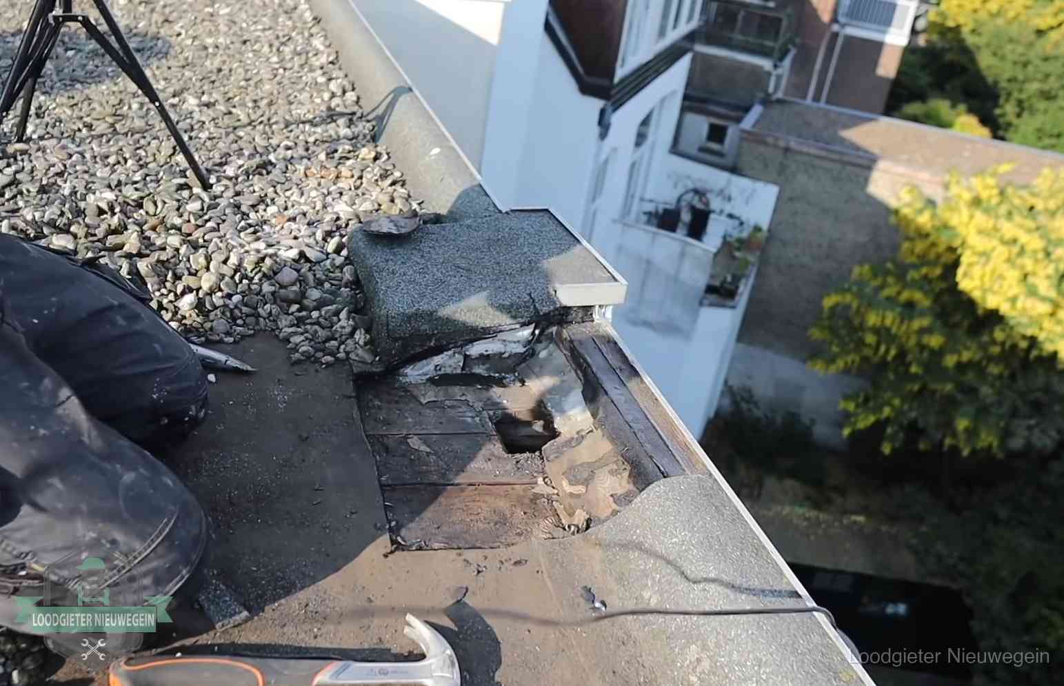 Gevolgen van een daklekkage in Nieuwegein Opengelegde dakrand met verrot dakbeschot door een langdurige daklekkage in Nieuwegein