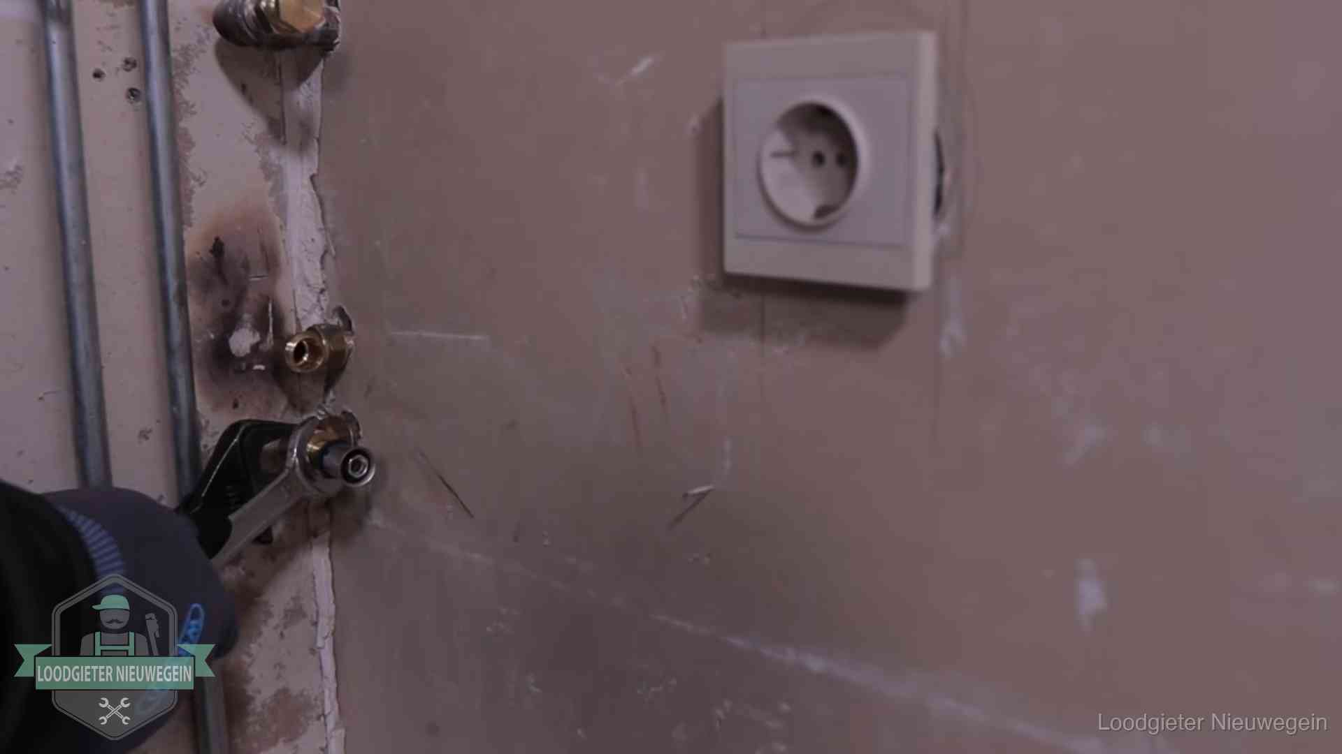 Erkend vakmanschap in Nieuwegein Monteur draait een perskoppeling vast op een leidingaansluiting in Nieuwegein