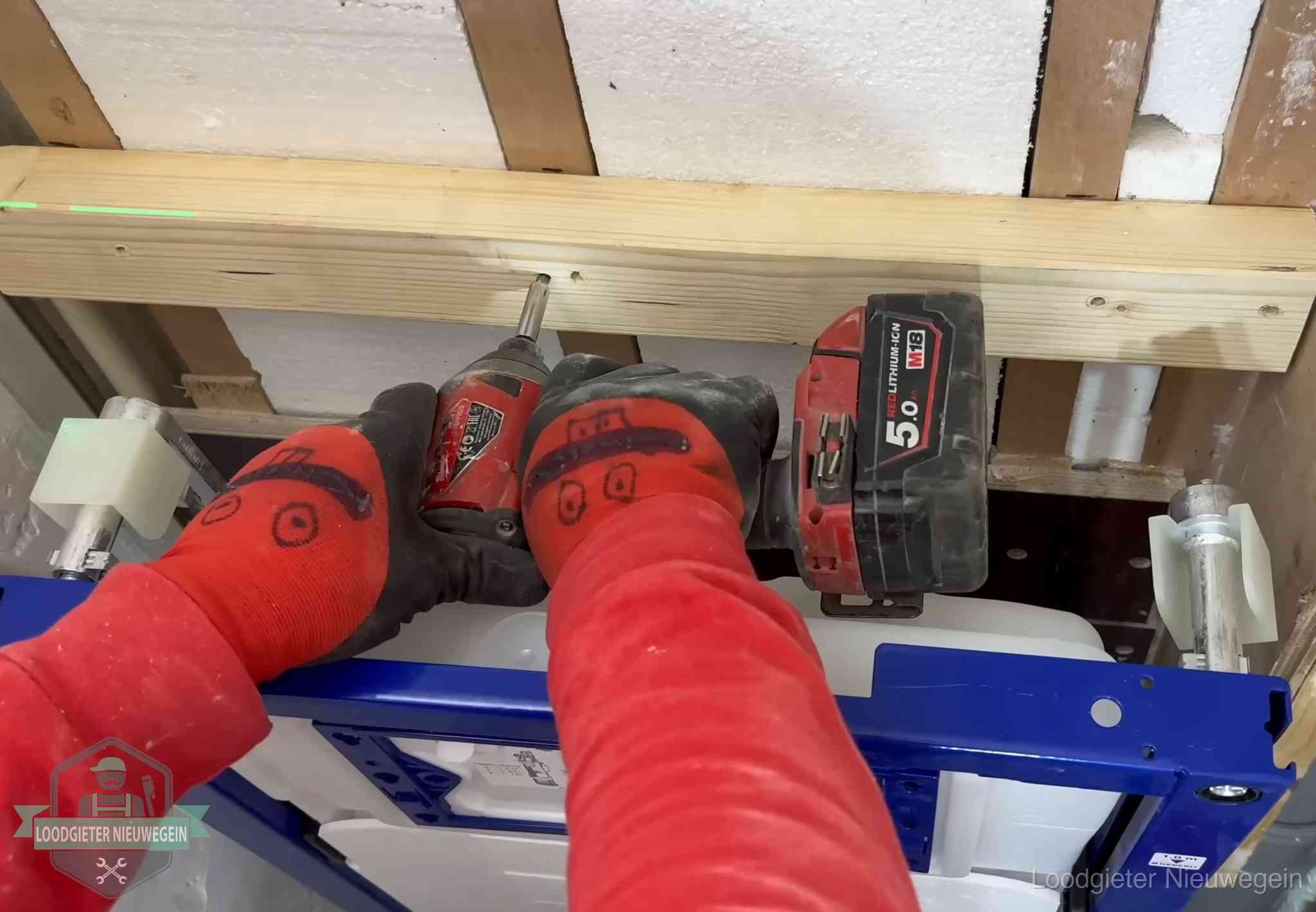 Monteur bevestigt een inbouwreservoir voor een hangend toilet in Nieuwegein