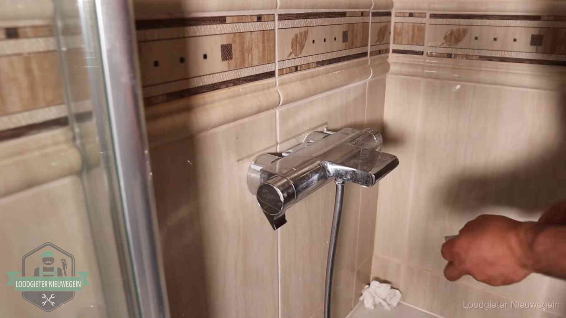 Verkalkte douche-mengkraan in Nieuwegein, hetzelfde kalk dat zich in de warmtewisselaar afzet