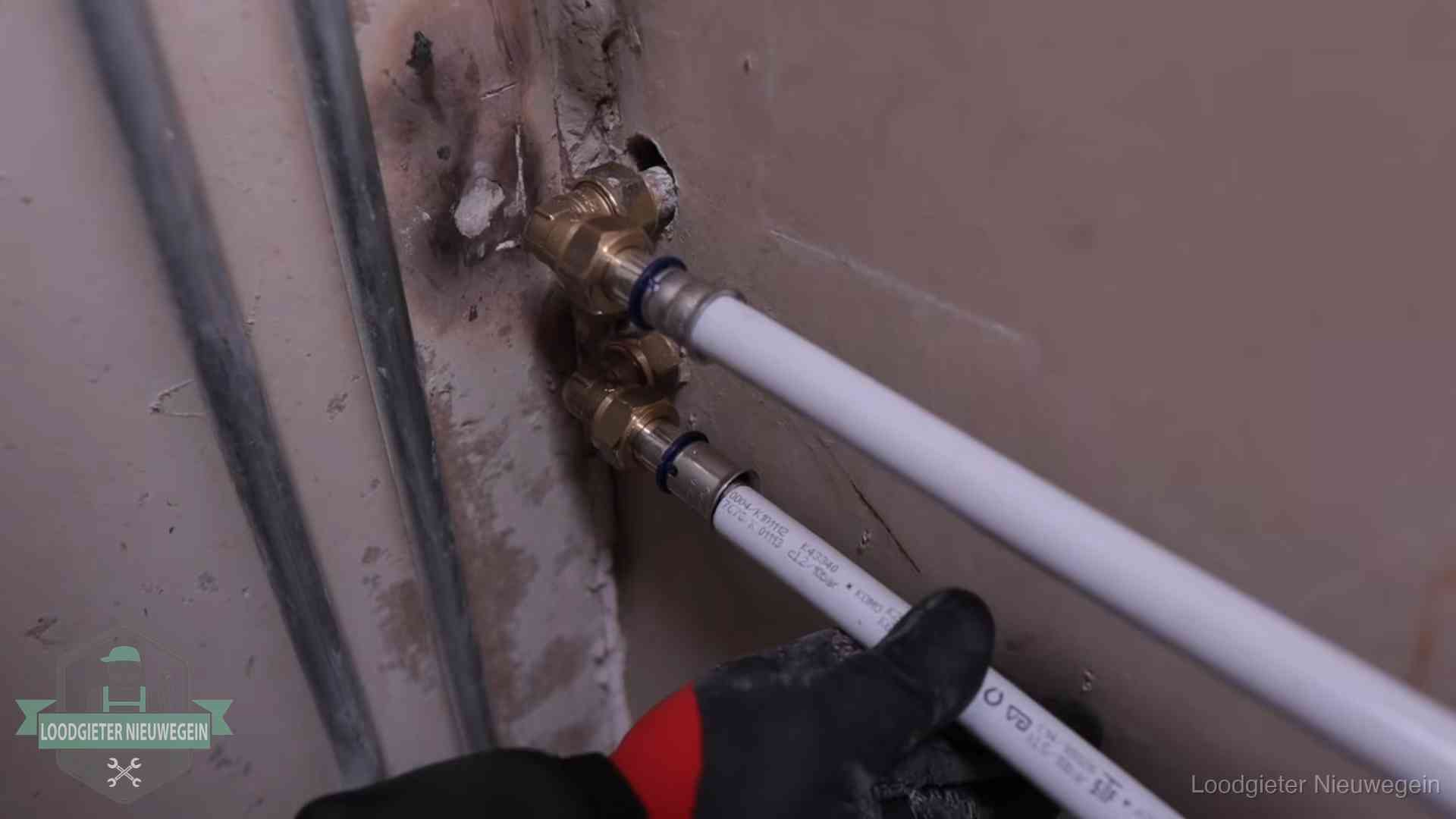 Kwaliteitsnormen voor loodgieterswerk in Nieuwegein Meerlagenbuizen met keurmerk en rvs persfittingen op muuraansluitingen in Nieuwegein