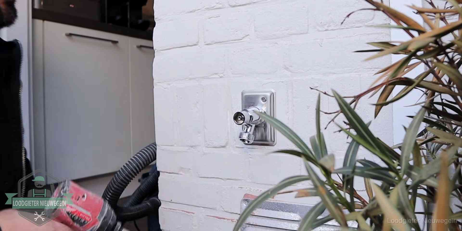 Daklek of leidinglek testen in Nieuwegein Chromen kraan op een muurplaat bij een woning in Nieuwegein, dichtdraaien is stap een van de lektest