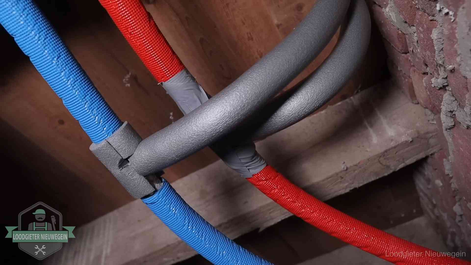 Geïsoleerde waterleidingen langs houten balken tegen bevriezing in Nieuwegein