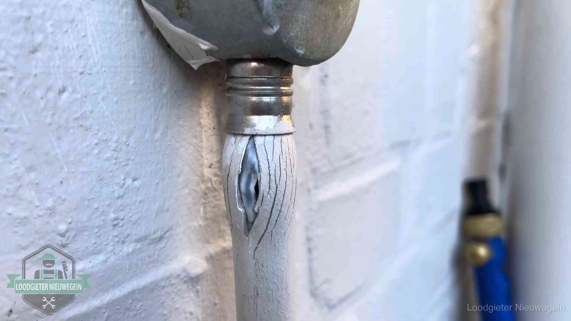 Oude waterleiding in Nieuwegein waar de verf openscheurt, een stille aanwijzing voor een beginnend lek