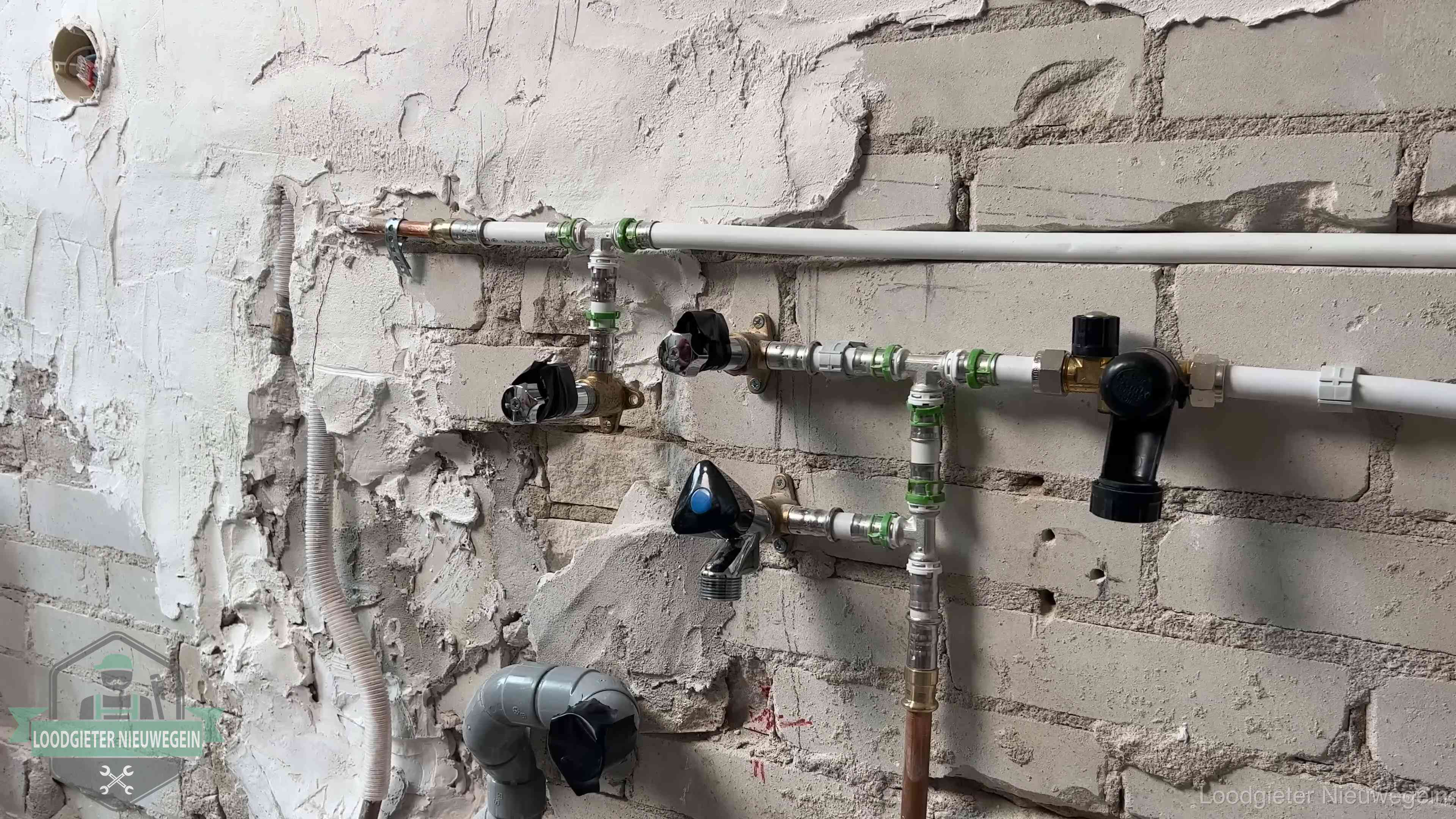 Diensten van ons loodgietersbedrijf in Nieuwegein Nieuw aangelegd leidingwerk met persfittingen tijdens een verbouwing in Nieuwegein