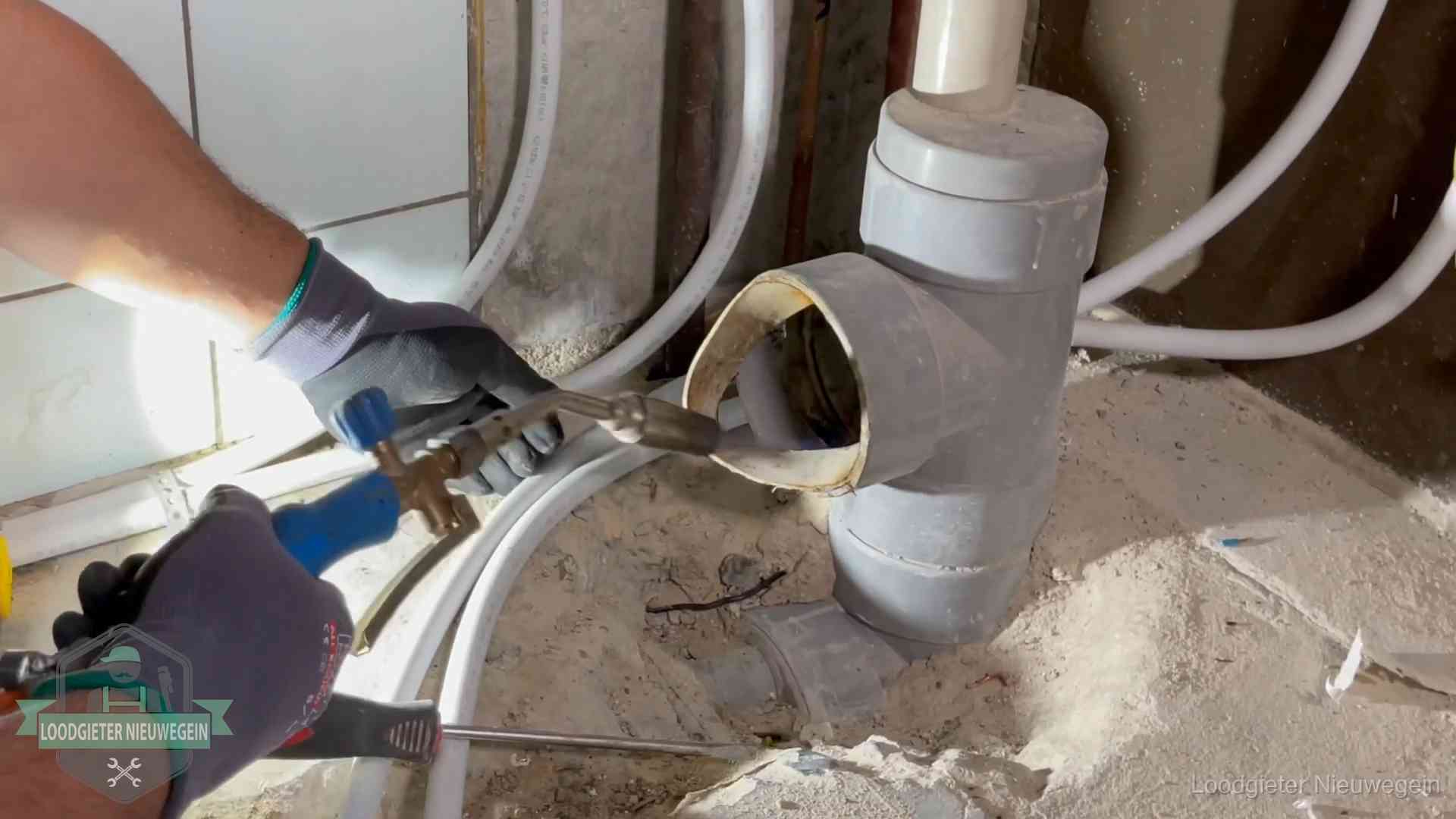 Vakmanschap van onze loodgieters in Nieuwegein Loodgieter werkt met brander en messing kraanwerk aan leidingen in Nieuwegein