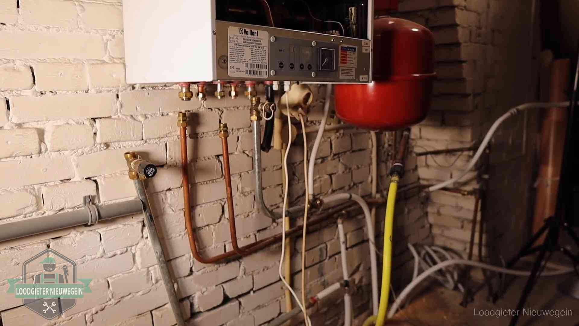 Verouderde cv-ketel met een wirwar van oude leidingen in een woning in Nieuwegein