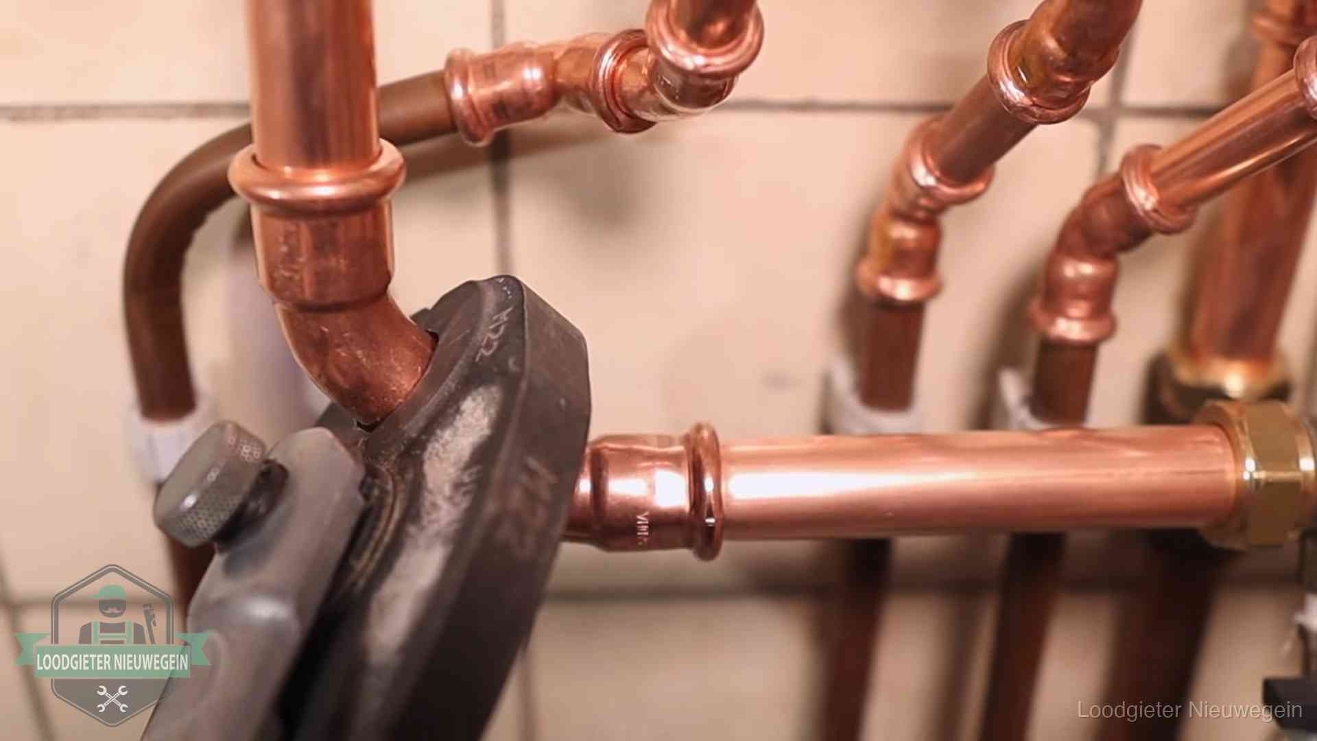 Werkwijze van ons loodgietersbedrijf in Nieuwegein Persmachine perst een koperen fitting op nieuw leidingwerk in Nieuwegein