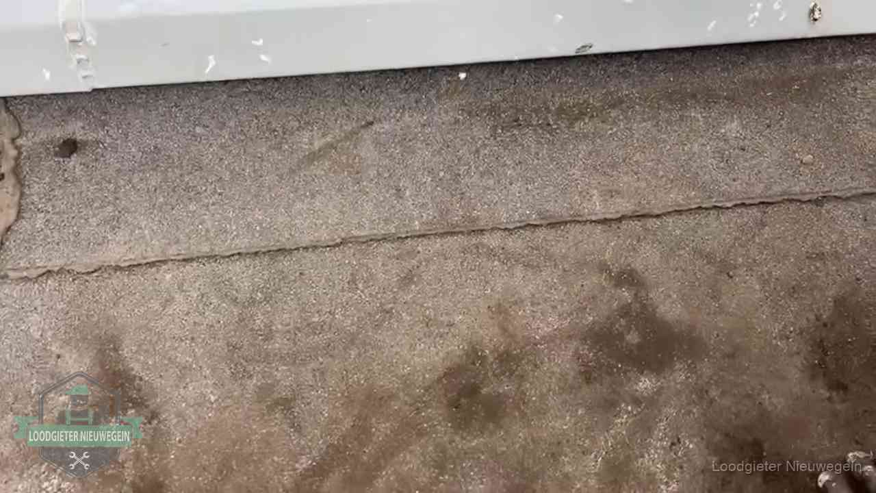 Stormschade en neerslag op daken in Nieuwegein Vochtplekken bij de naad van een plat dak na aanhoudende regen in Nieuwegein