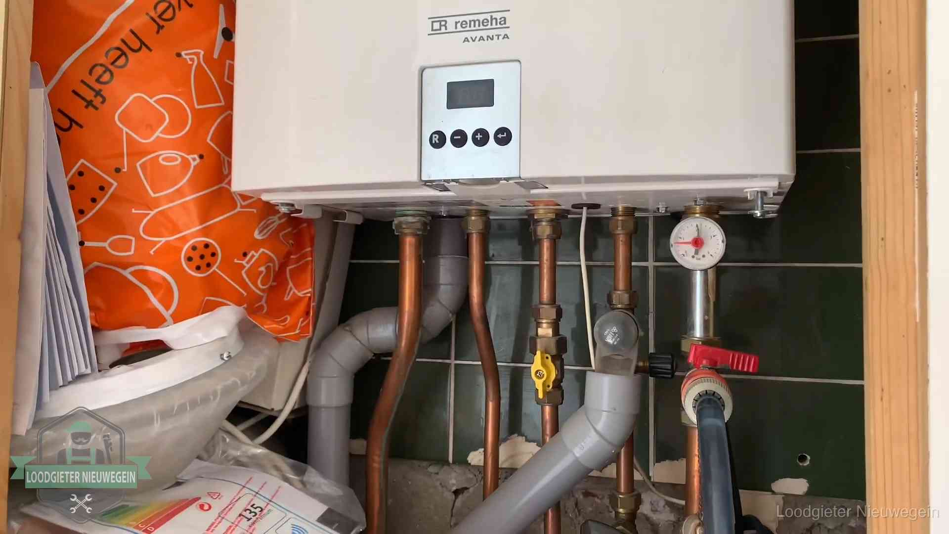 Oudere Remeha cv-ketel in een ketelkast in een woning in Nieuwegein