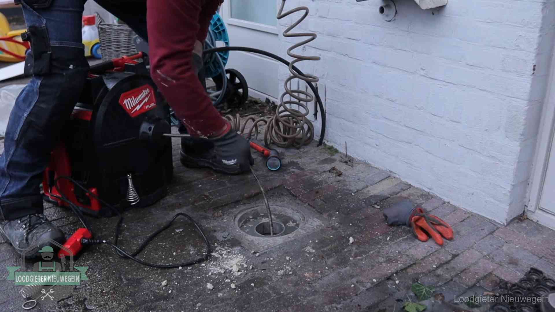 Spiraalmachine bij een ontstoppingsputje in de bestrating in Nieuwegein