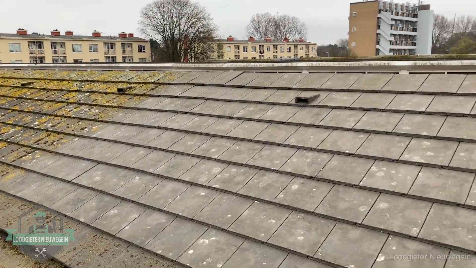 Dakpannen op een schuin dak in Nieuwegein Schuin dak met betonpannen vol mos in Nieuwegein, een risico op lekkage bij de pannen