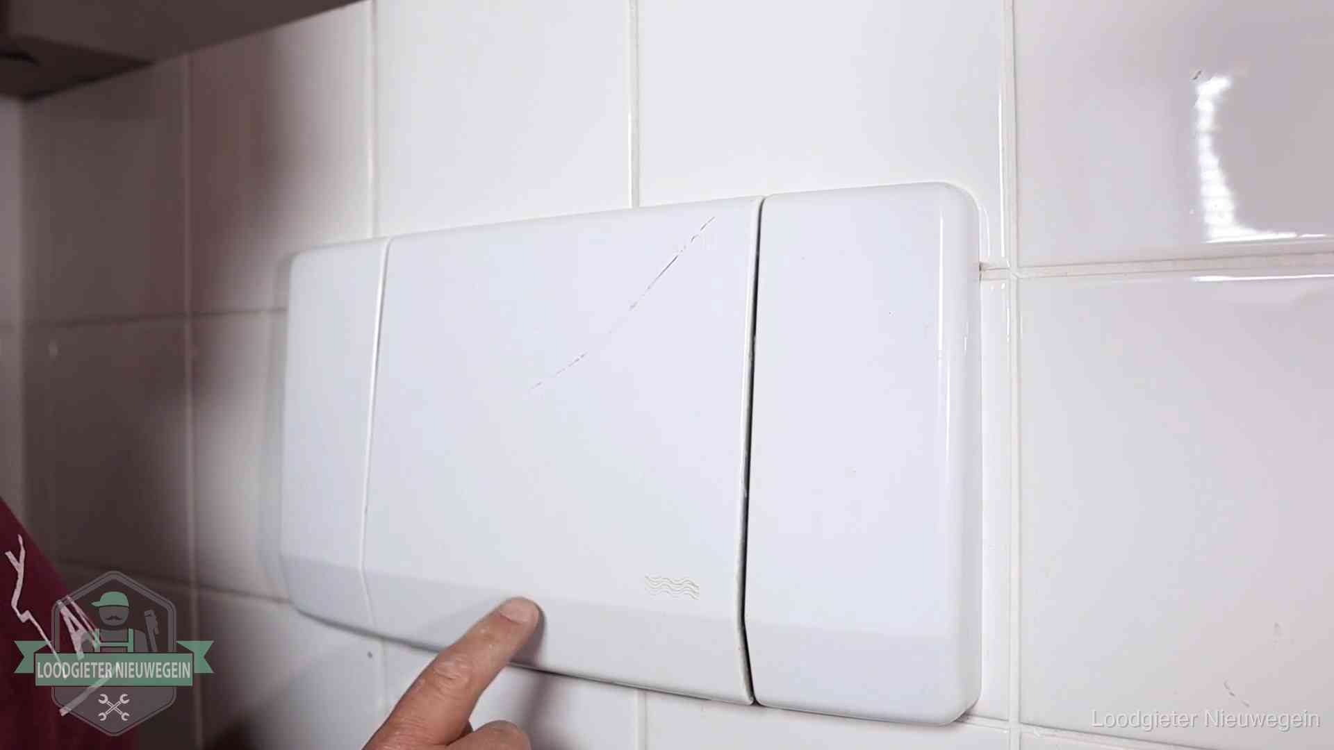 Bedieningspaneel van een inbouwreservoir van een hangend toilet in Nieuwegein