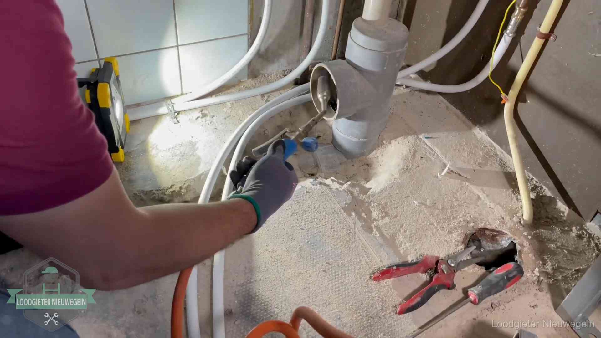 Standleiding en gedeelde leidingen in Nieuwegein Loodgieter werkt aan leidingen bij een pvc-standleiding in een appartement in Nieuwegein