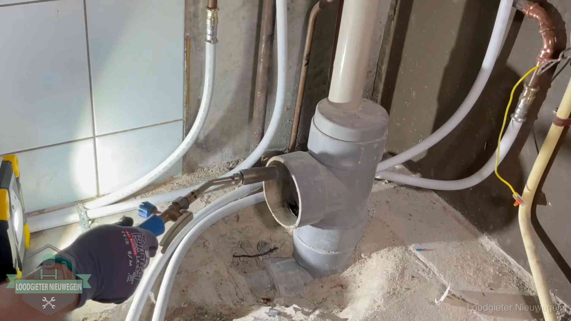 Loodgieter werkt aan leidingen bij de pvc-standleiding van een huurwoning in Nieuwegein