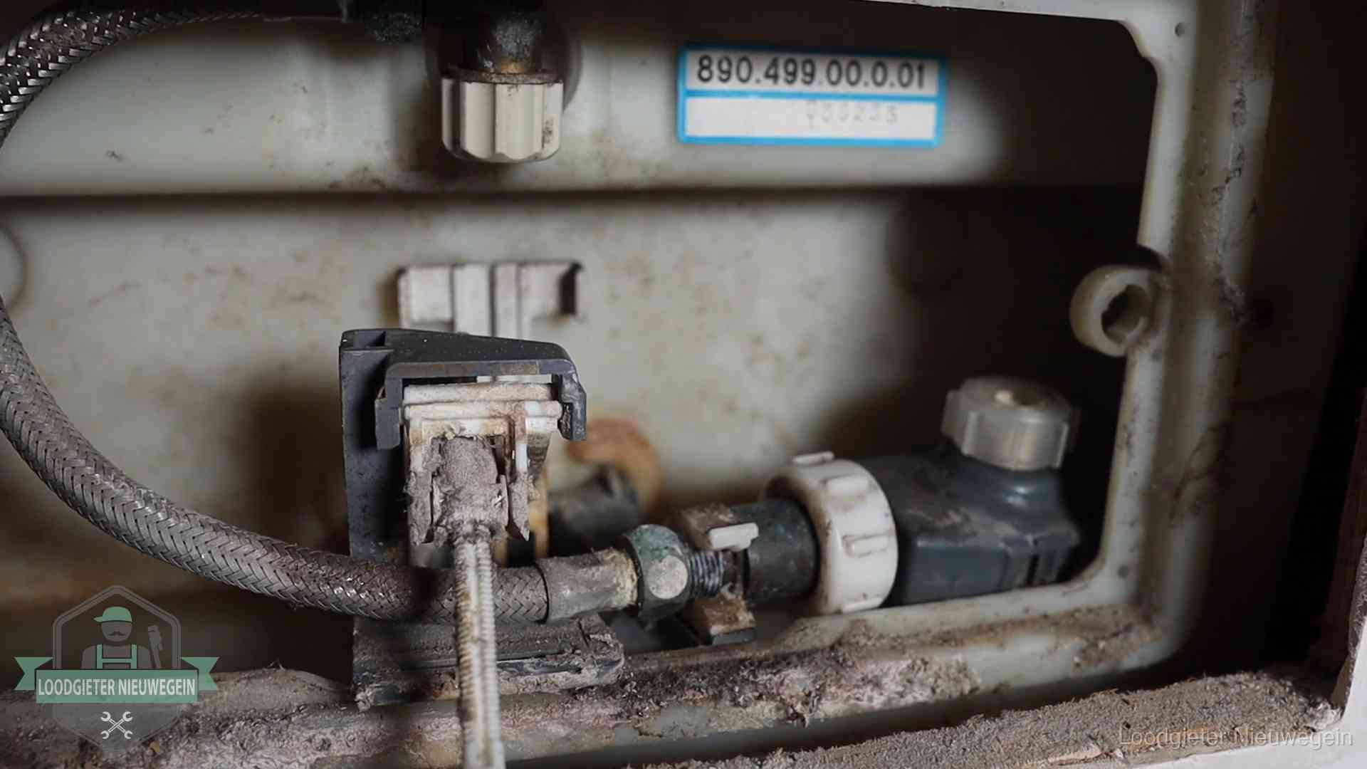 Verkalkt binnenwerk van een stortbak met vlotterkraan in Nieuwegein