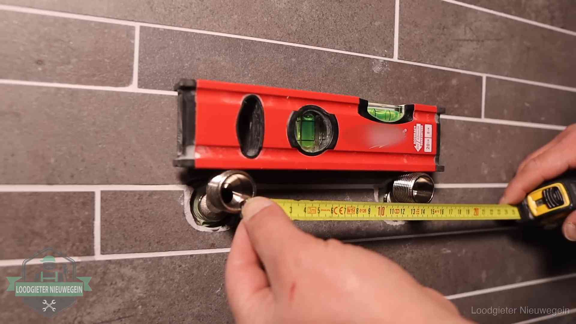 Kwaliteit en je vangnet als klant in Nieuwegein Waterpas en duimstok bij kraan-aansluitpunten in een badkamer in Nieuwegein