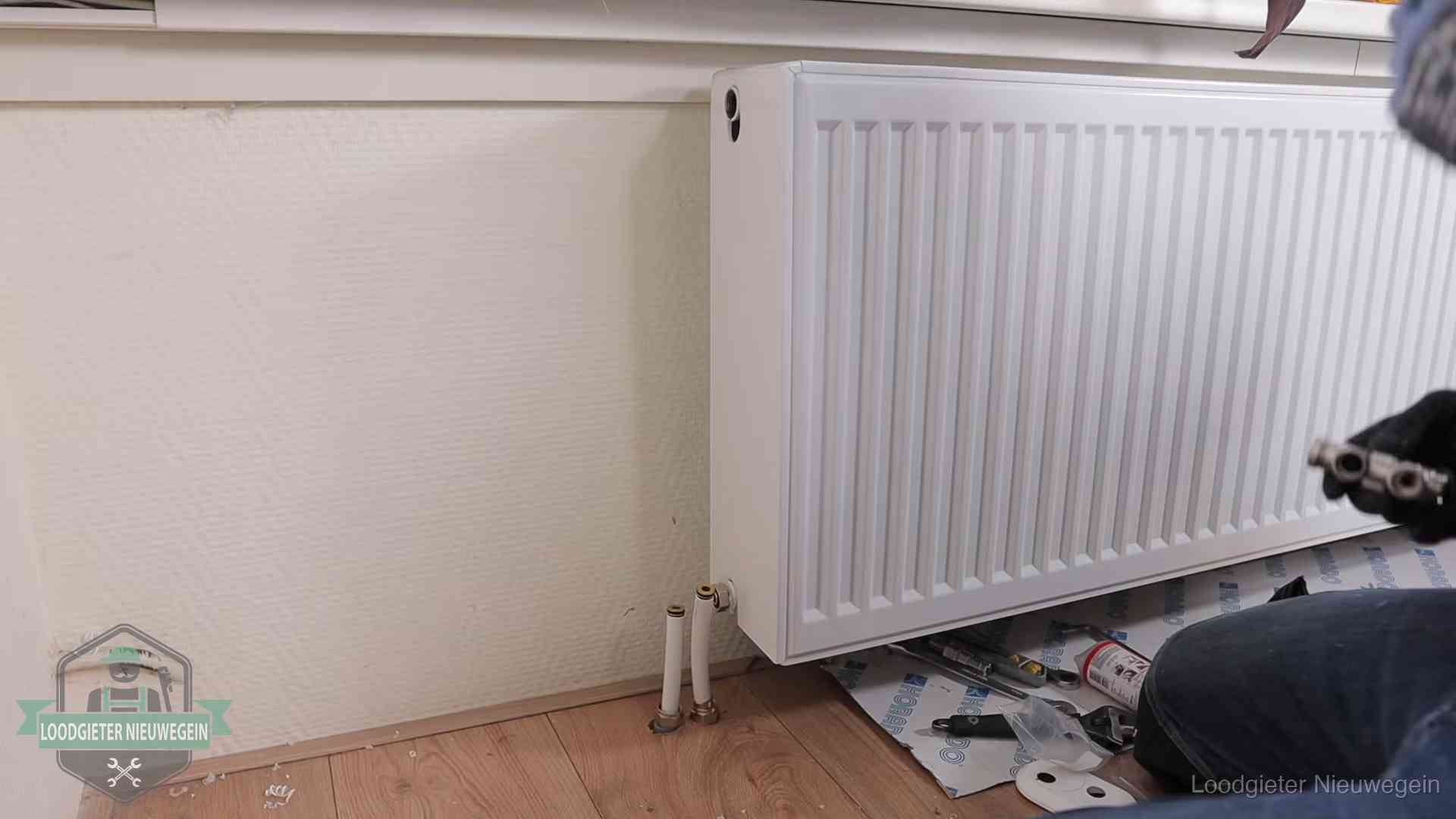 Nieuw gemonteerde radiator in een woonkamer in Nieuwegein