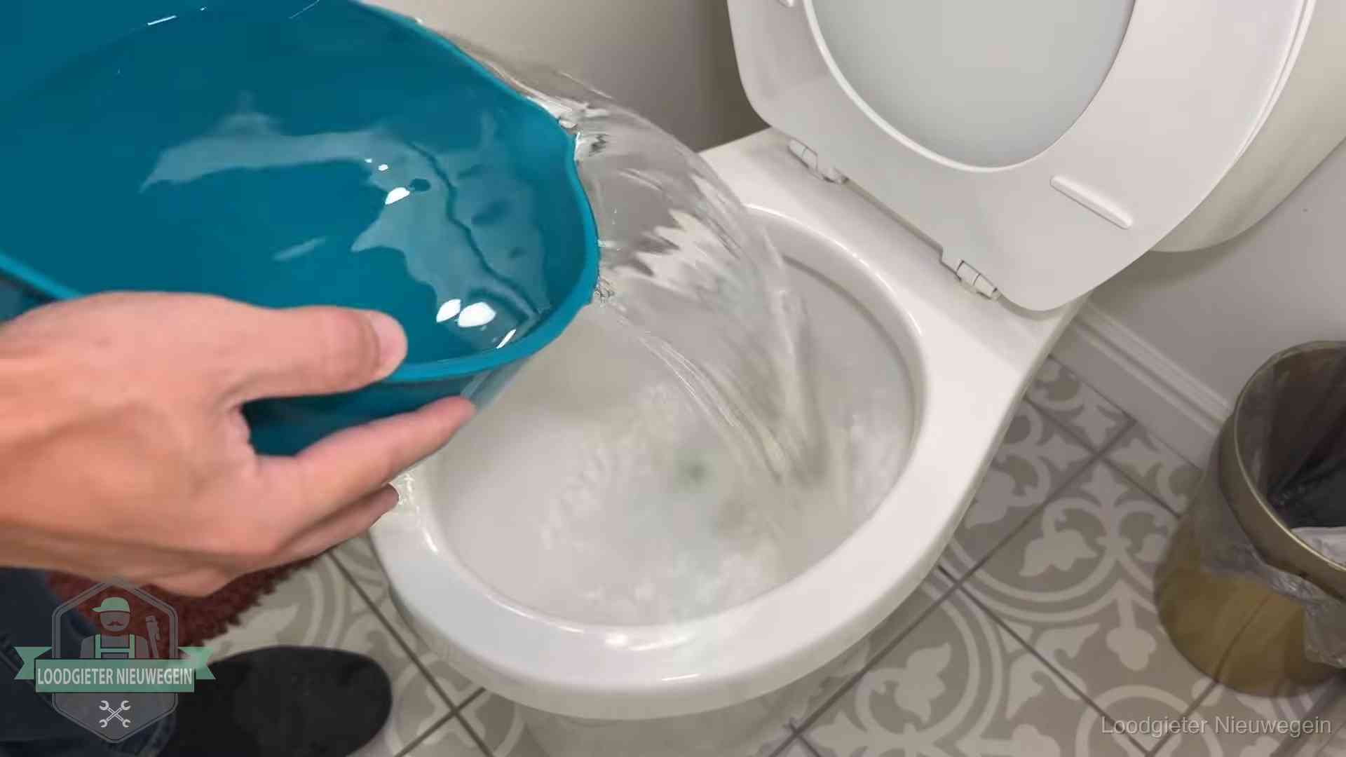 Warm water wordt voorzichtig in de wc-pot gegoten in Nieuwegein