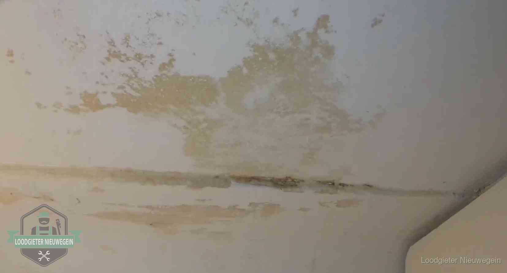 Watervlekken op een plafond in Nieuwegein, schade die je bij de verzekering meldt