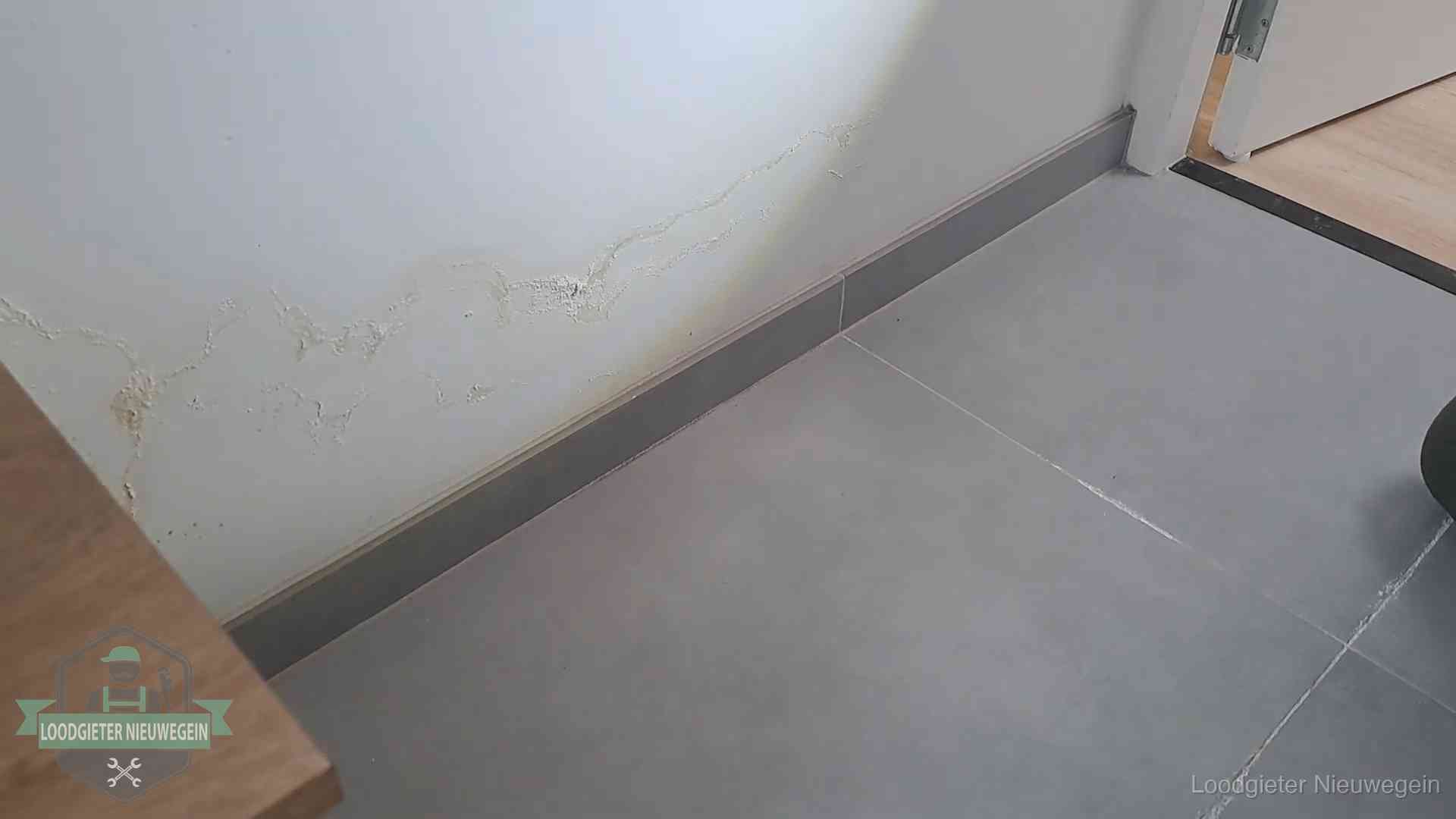 Verzekering en daklekkage in Nieuwegein Waterschade met kalkuitbloeiing op een binnenwand in Nieuwegein, vastgelegd voor de verzekering