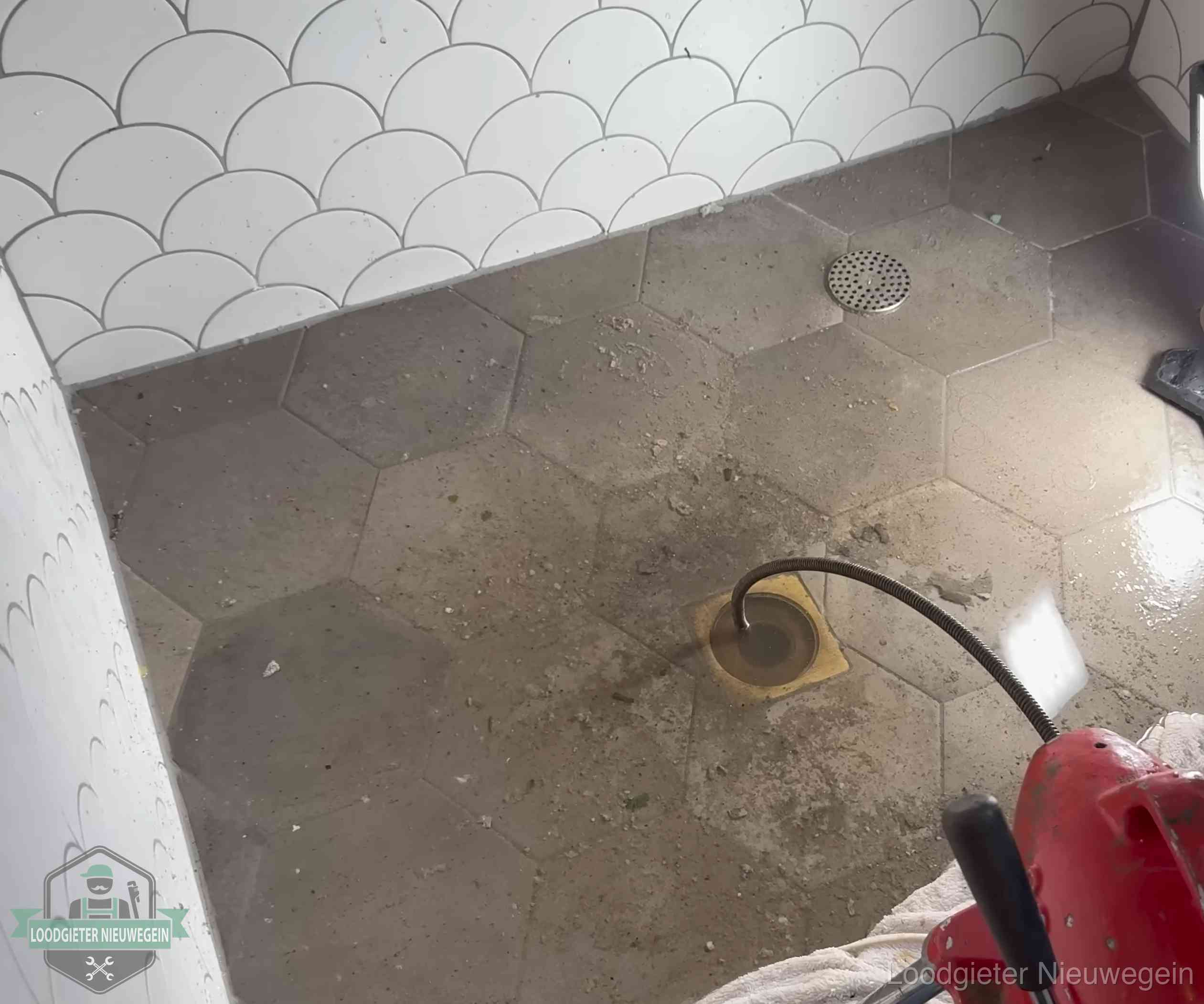 Vloerput met waterslot in een badkamer in Nieuwegein, een bron van stank als het waterslot droogstaat