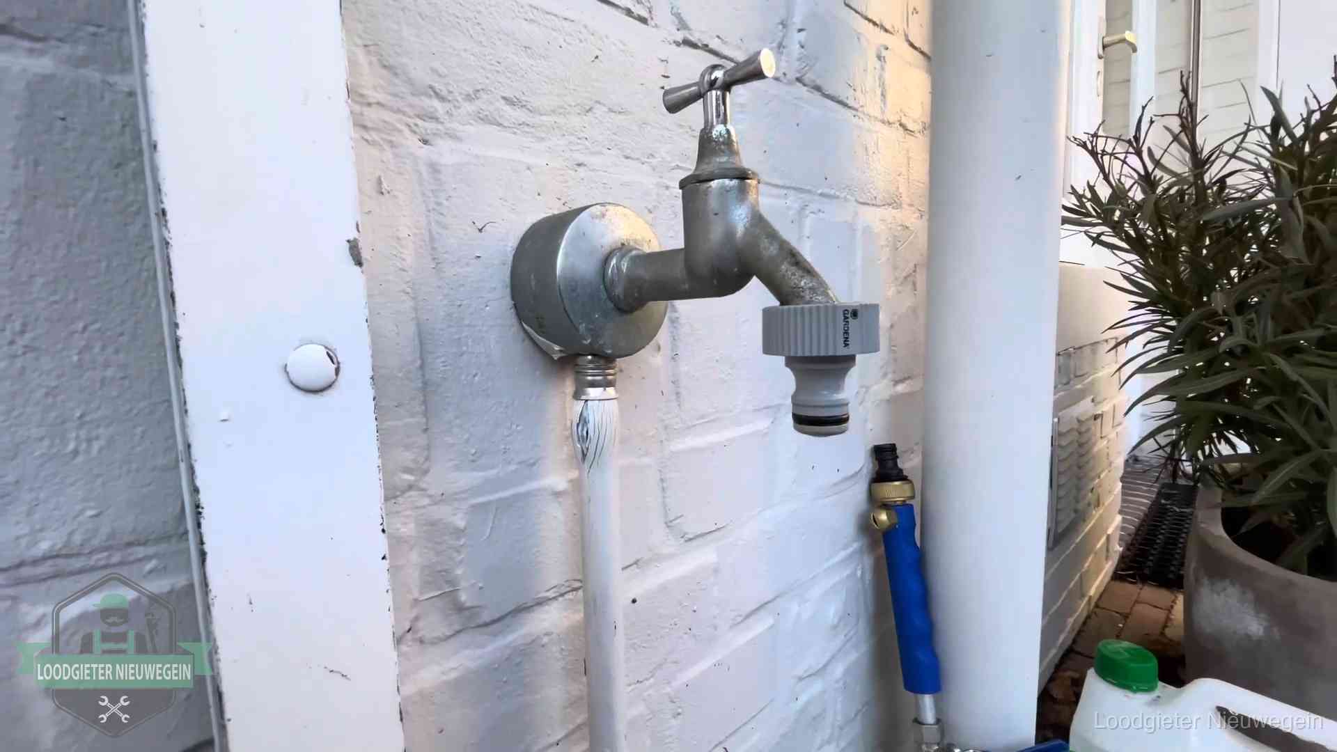 Buitenkraan met slangaansluiting bij een woning in Nieuwegein, sluipverbruik zie je terug op de waterrekening
