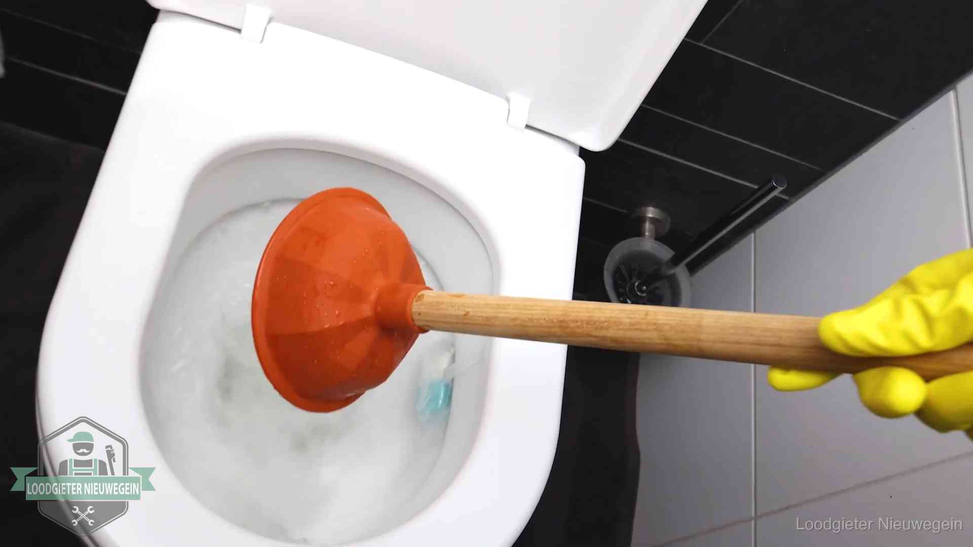 Plopper wordt in de wc-pot gedrukt bij het ontstoppen van een toilet in Nieuwegein