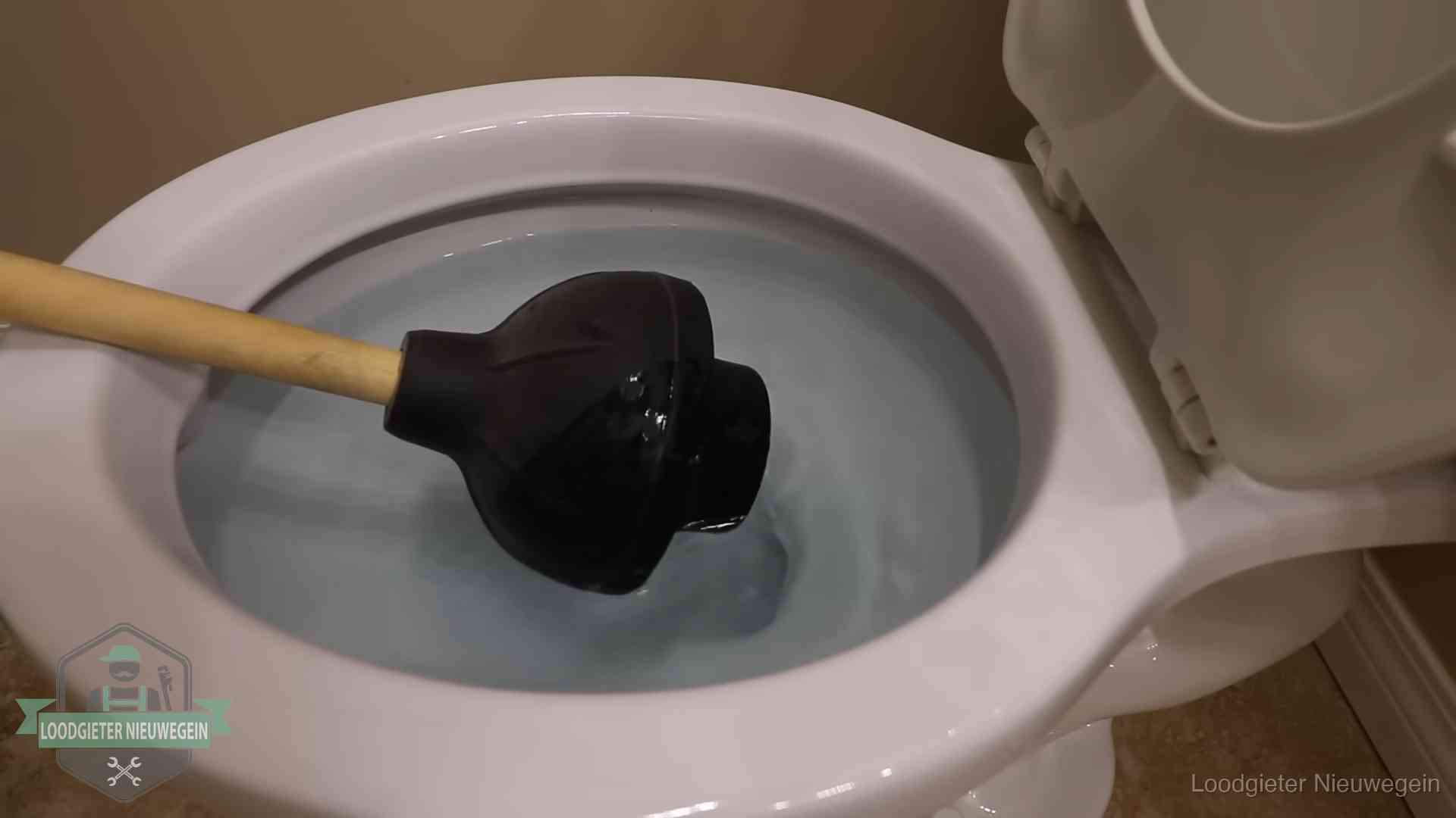 Plopper in een wc-pot die vol water staat in Nieuwegein