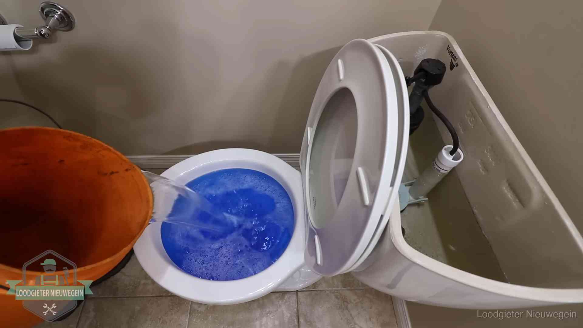 Water bij de wc-pot wordt met een emmer weggewerkt om schade te beperken in Nieuwegein