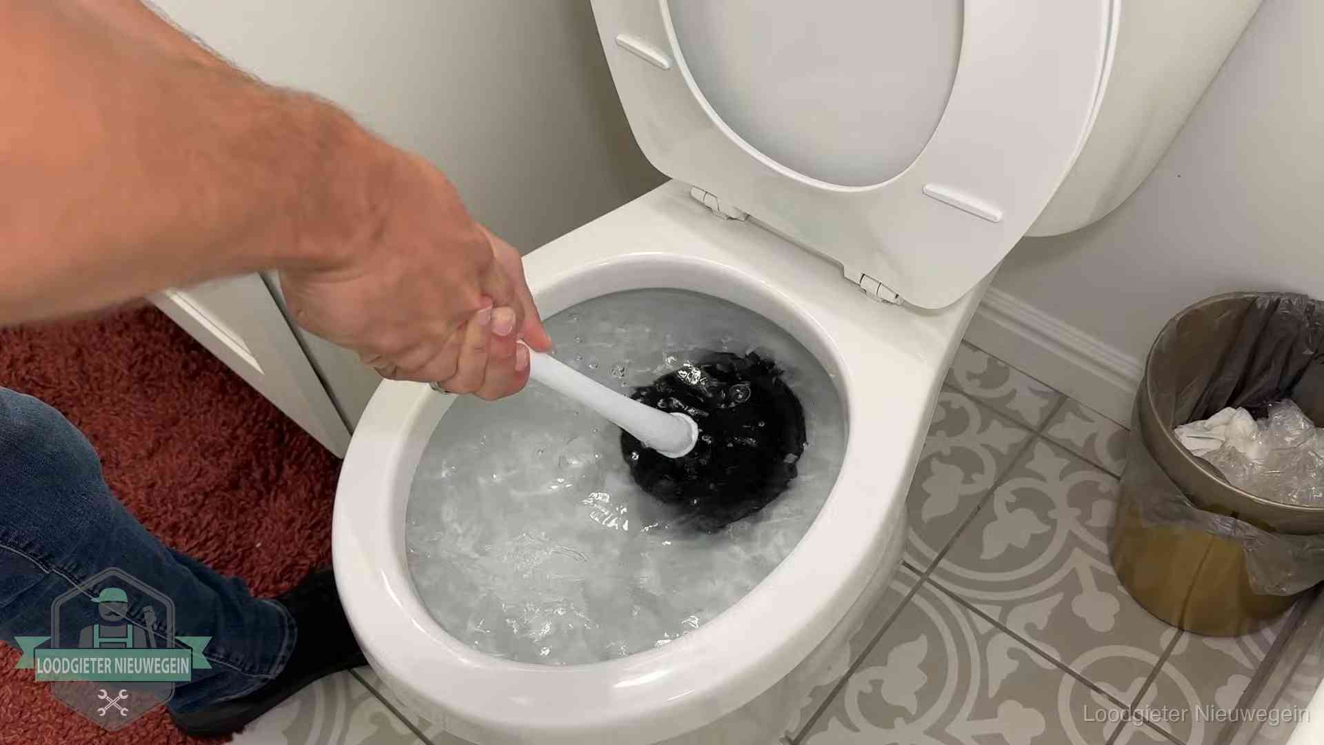Zelf de wc ontstoppen met een plopper in Nieuwegein, het water kolkt in de pot