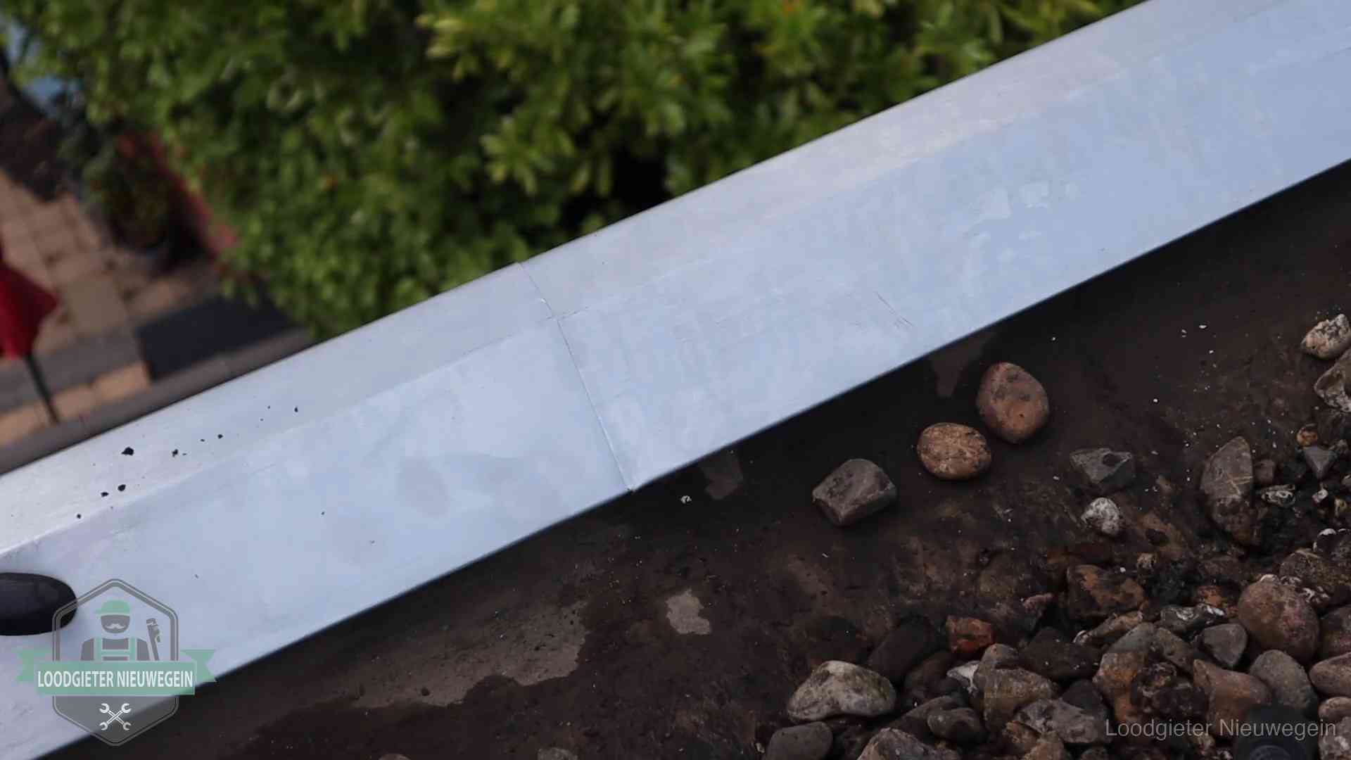 Garantie op dakwerk in Nieuwegein Strak gesoldeerd naaddetail in een zinken daktrim op een dak in Nieuwegein